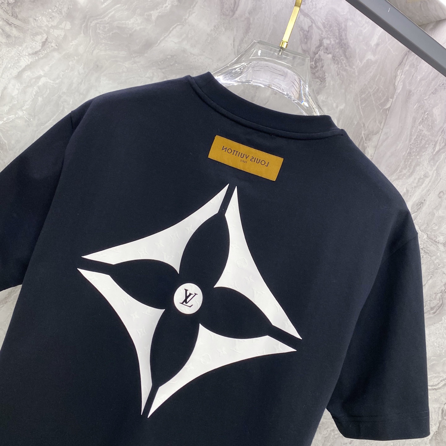 LV 2026ss 春夏新款首发专柜最新款短袖圆领T恤 高端订制 设计前卫时尚！品牌logo重工艺设计 