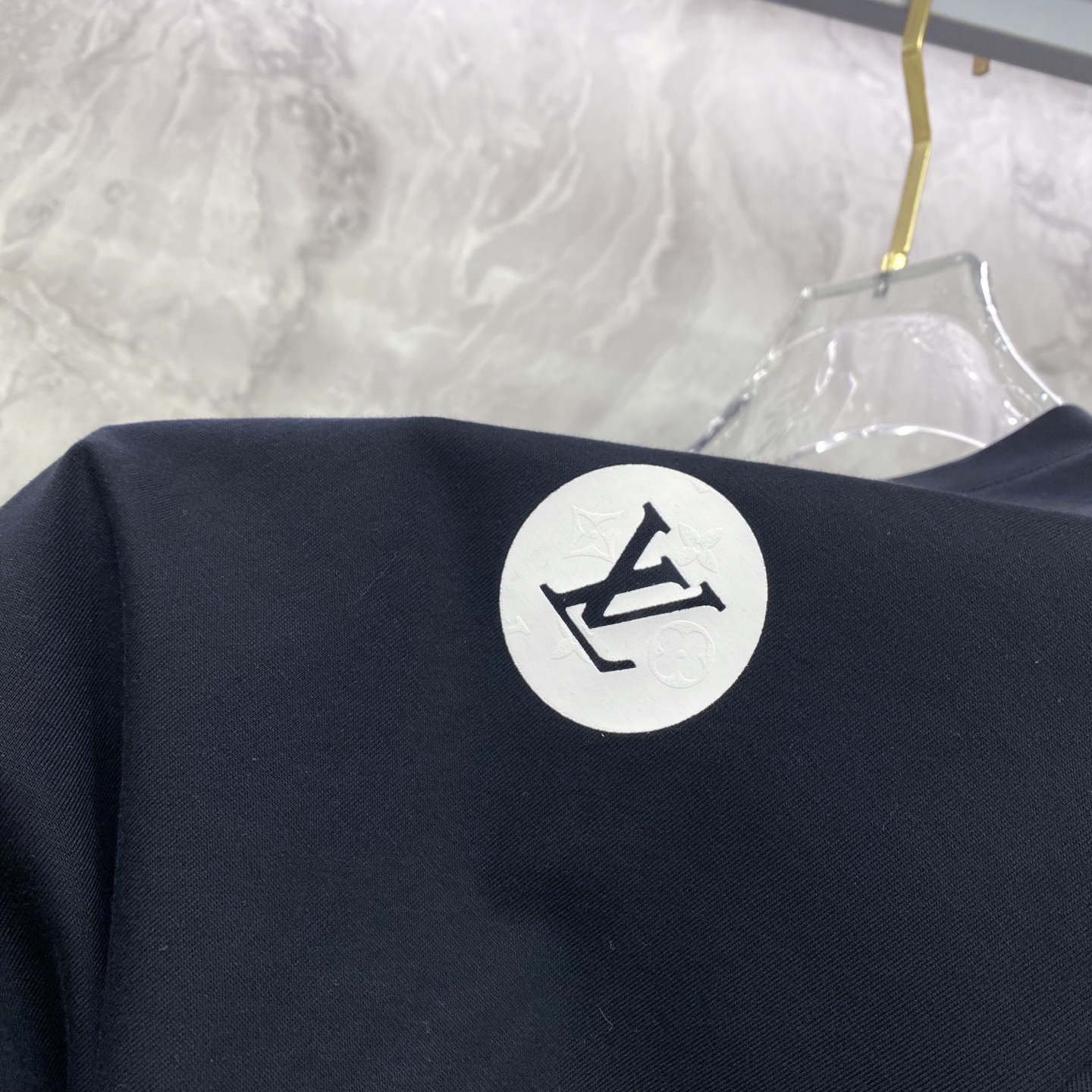 LV 2026ss 春夏新款首发专柜最新款短袖圆领T恤 高端订制 设计前卫时尚！品牌logo重工艺设计 