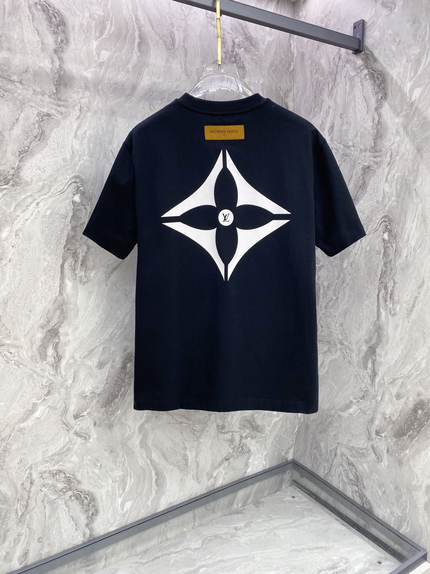 LV 2026ss 春夏新款首发专柜最新款短袖圆领T恤 高端订制 设计前卫时尚！品牌logo重工艺设计 