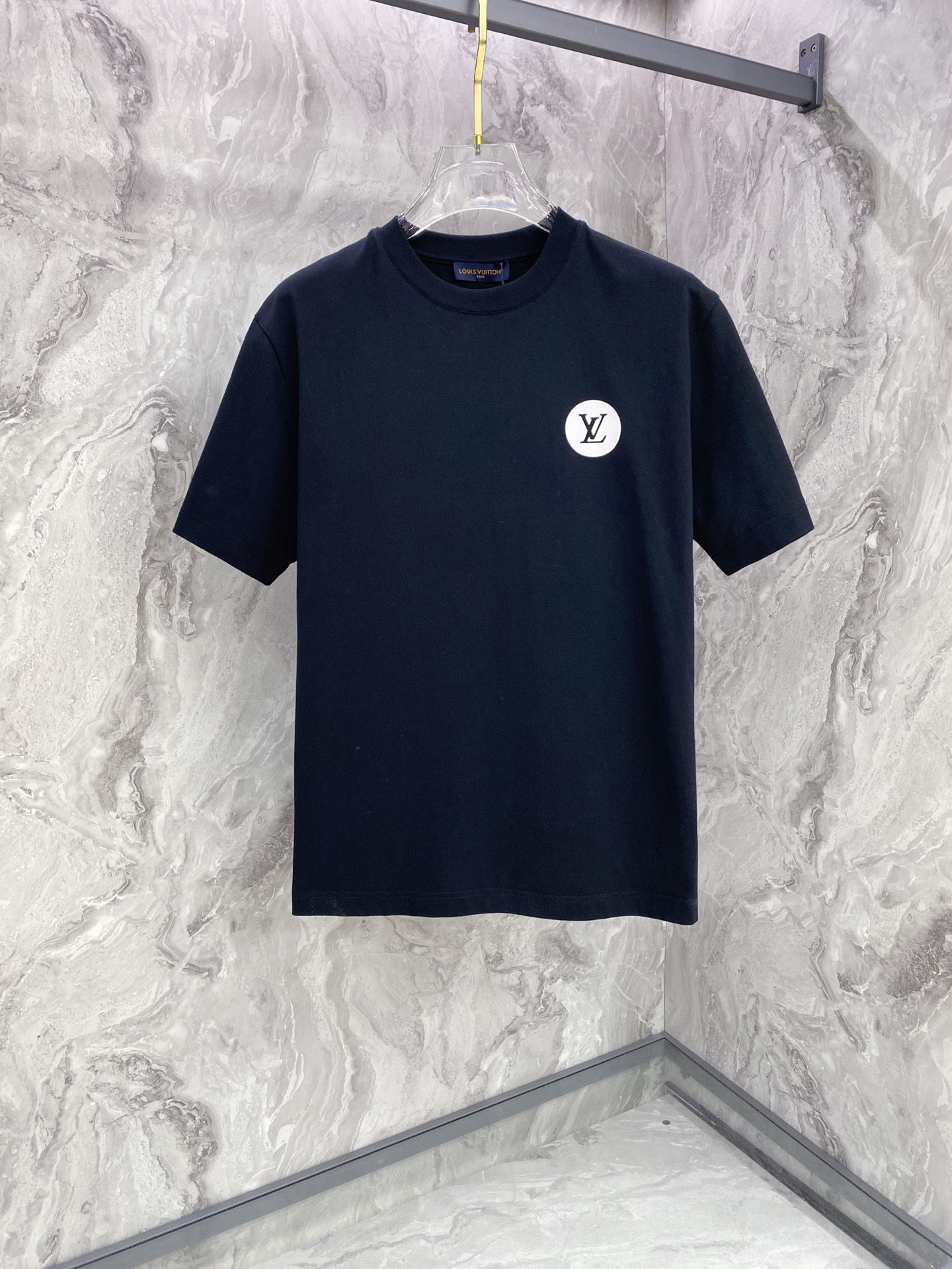 LV 2026ss 春夏新款首发专柜最新款短袖圆领T恤 高端订制 设计前卫时尚！品牌logo重工艺设计 