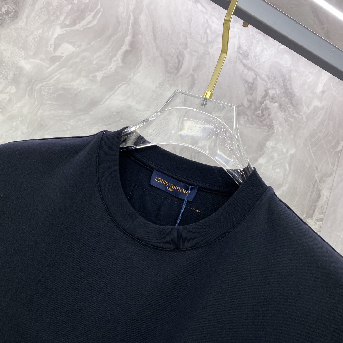 LV 2026ss 春夏新款首发专柜最新款短袖圆领T恤 高端订制 设计前卫时尚！品牌logo重工艺设计 