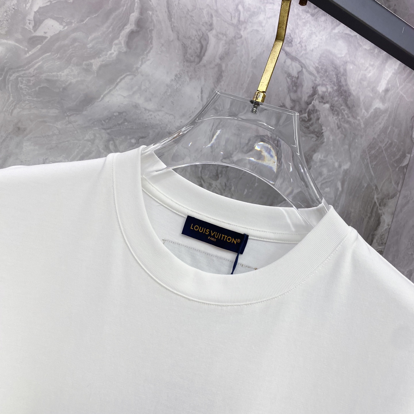 LV 2026ss 春夏新款首发专柜最新款短袖圆领T恤 高端订制 设计前卫时尚！品牌logo重工艺设计 