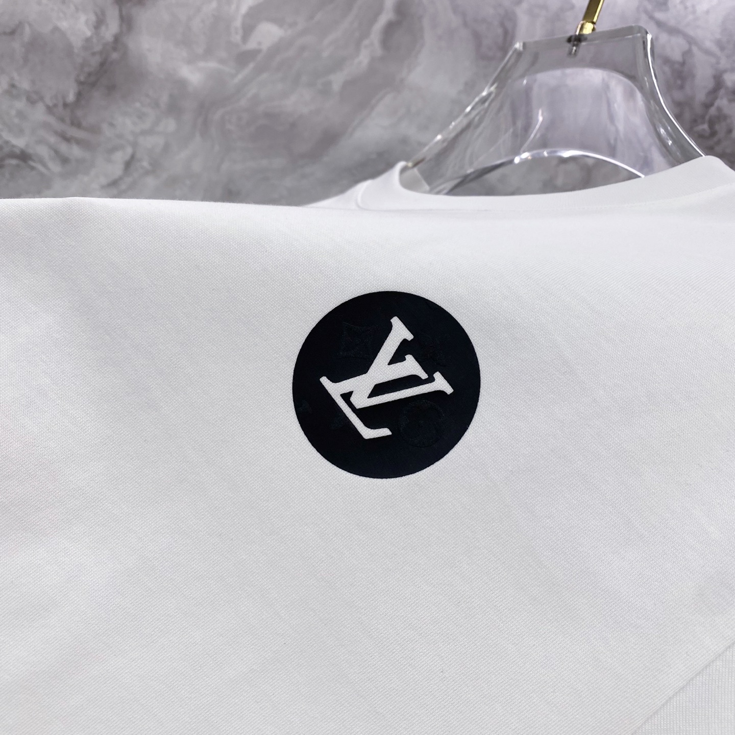 LV 2026ss 春夏新款首发专柜最新款短袖圆领T恤 高端订制 设计前卫时尚！品牌logo重工艺设计 