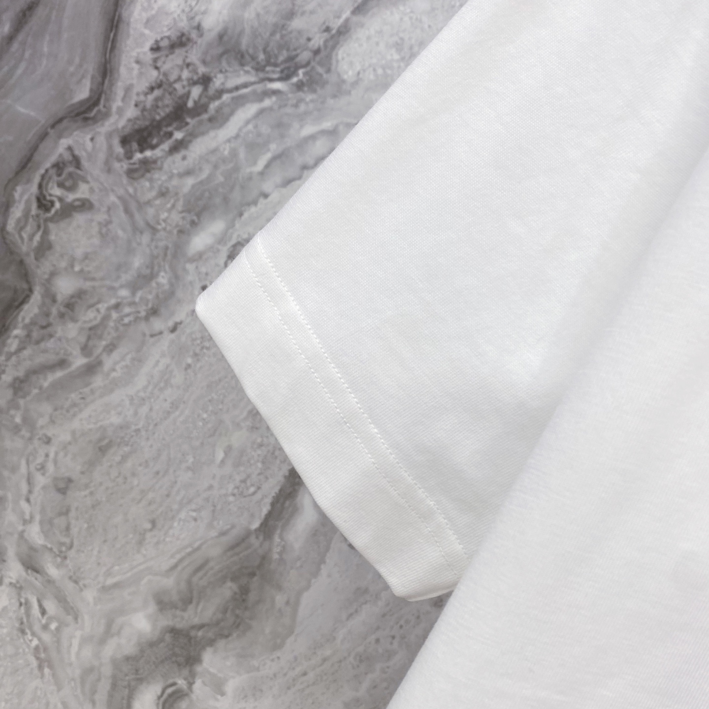 LV 2026ss 春夏新款首发专柜最新款短袖圆领T恤 高端订制 设计前卫时尚！品牌logo重工艺设计 