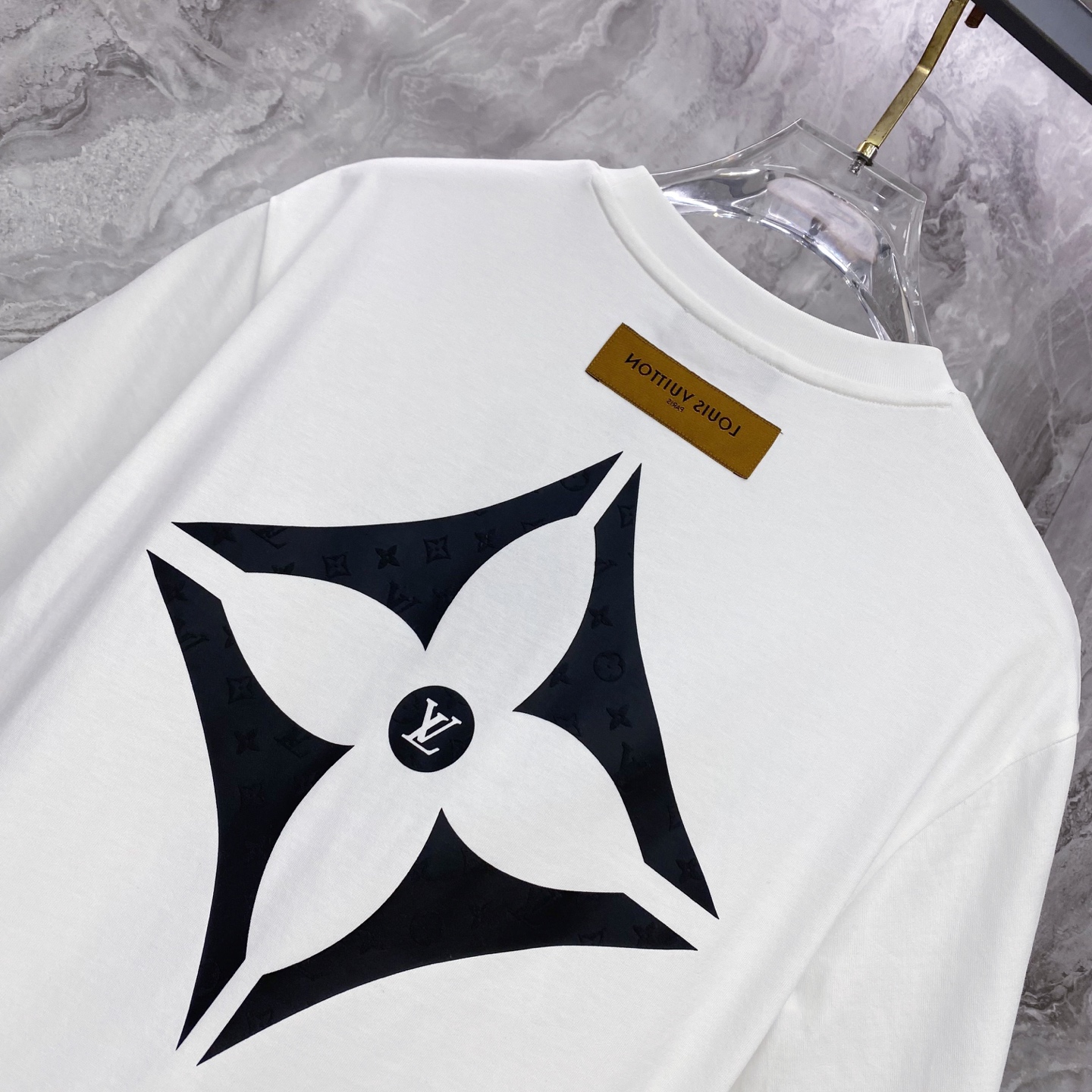 LV 2026ss 春夏新款首发专柜最新款短袖圆领T恤 高端订制 设计前卫时尚！品牌logo重工艺设计 