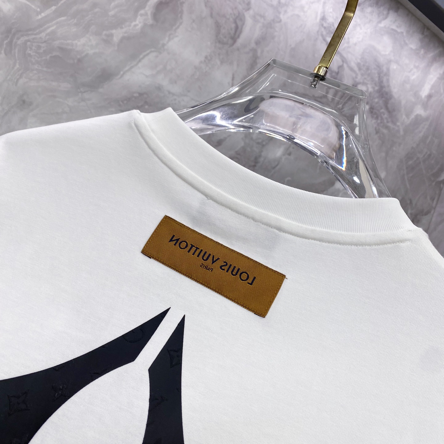 LV 2026ss 春夏新款首发专柜最新款短袖圆领T恤 高端订制 设计前卫时尚！品牌logo重工艺设计 