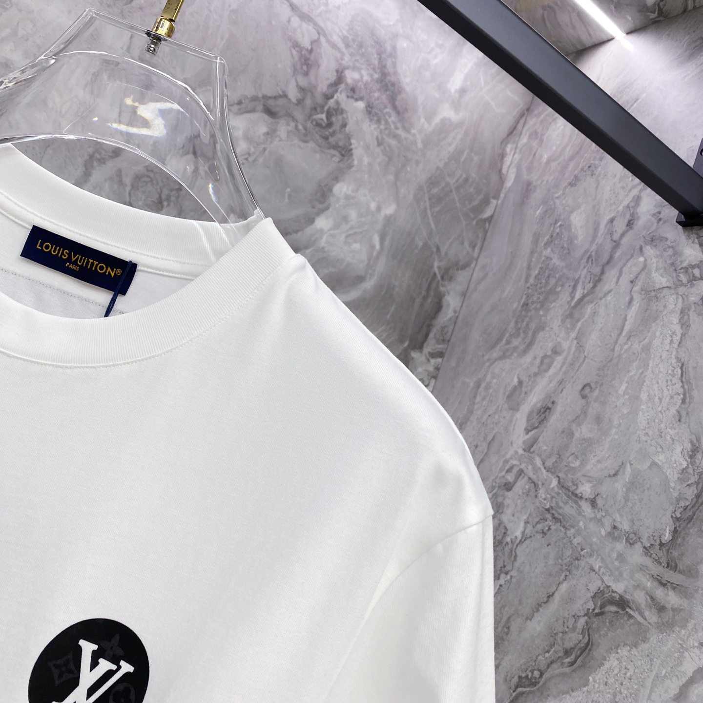 LV 2026ss 春夏新款首发专柜最新款短袖圆领T恤 高端订制 设计前卫时尚！品牌logo重工艺设计 