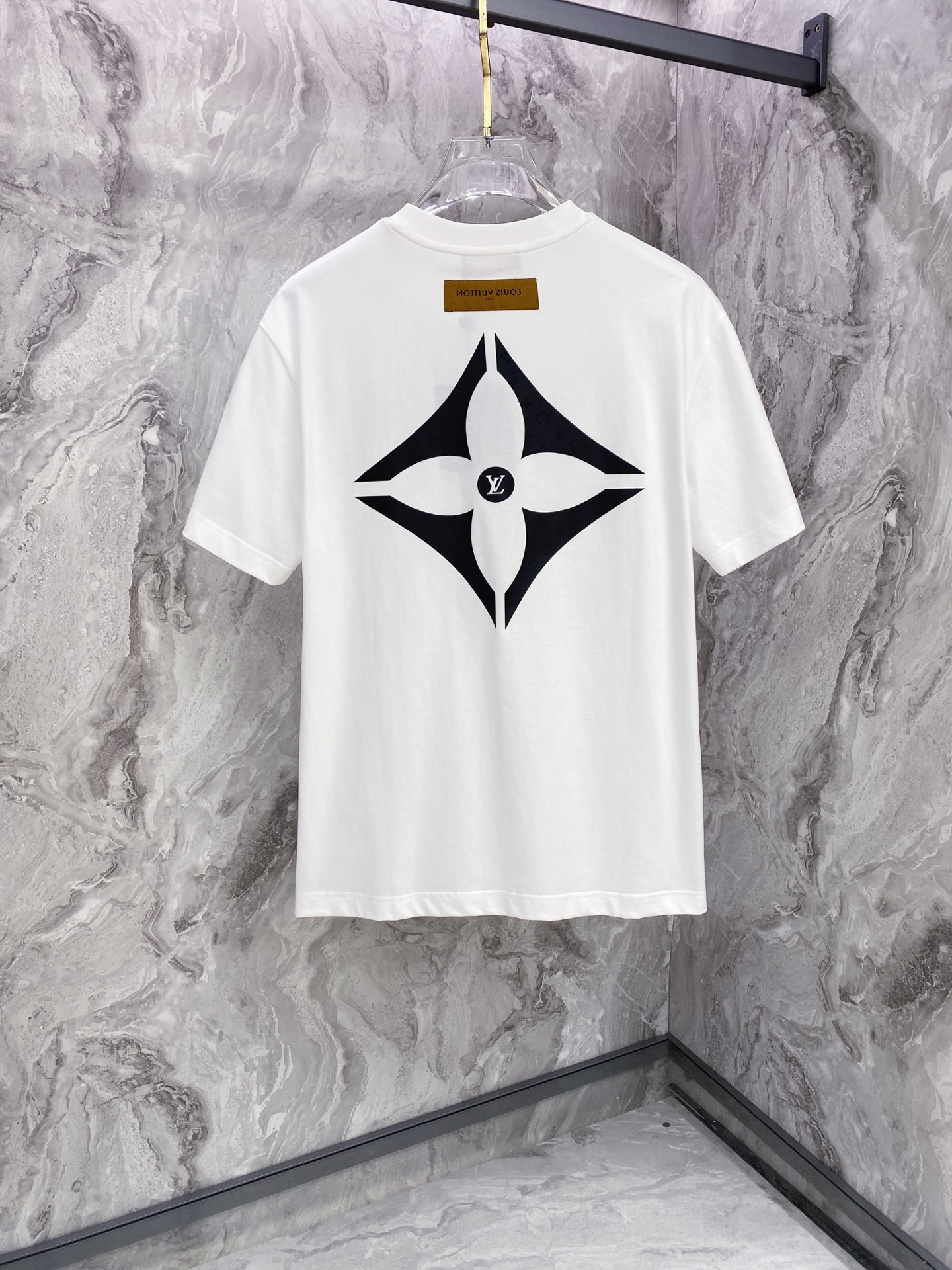 LV 2026ss 春夏新款首发专柜最新款短袖圆领T恤 高端订制 设计前卫时尚！品牌logo重工艺设计 