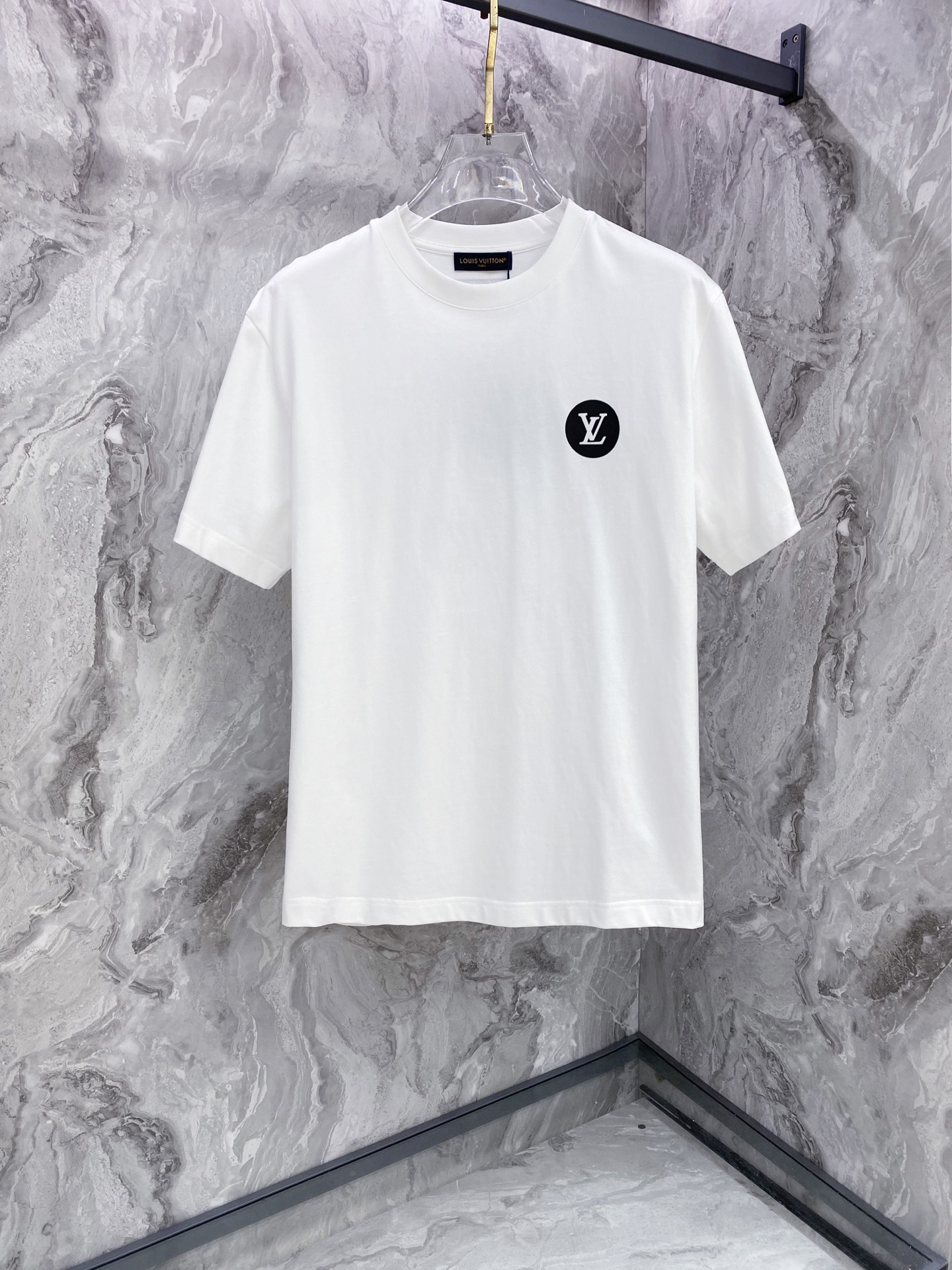 LV 2026ss 春夏新款首发专柜最新款短袖圆领T恤 高端订制 设计前卫时尚！品牌logo重工艺设计 