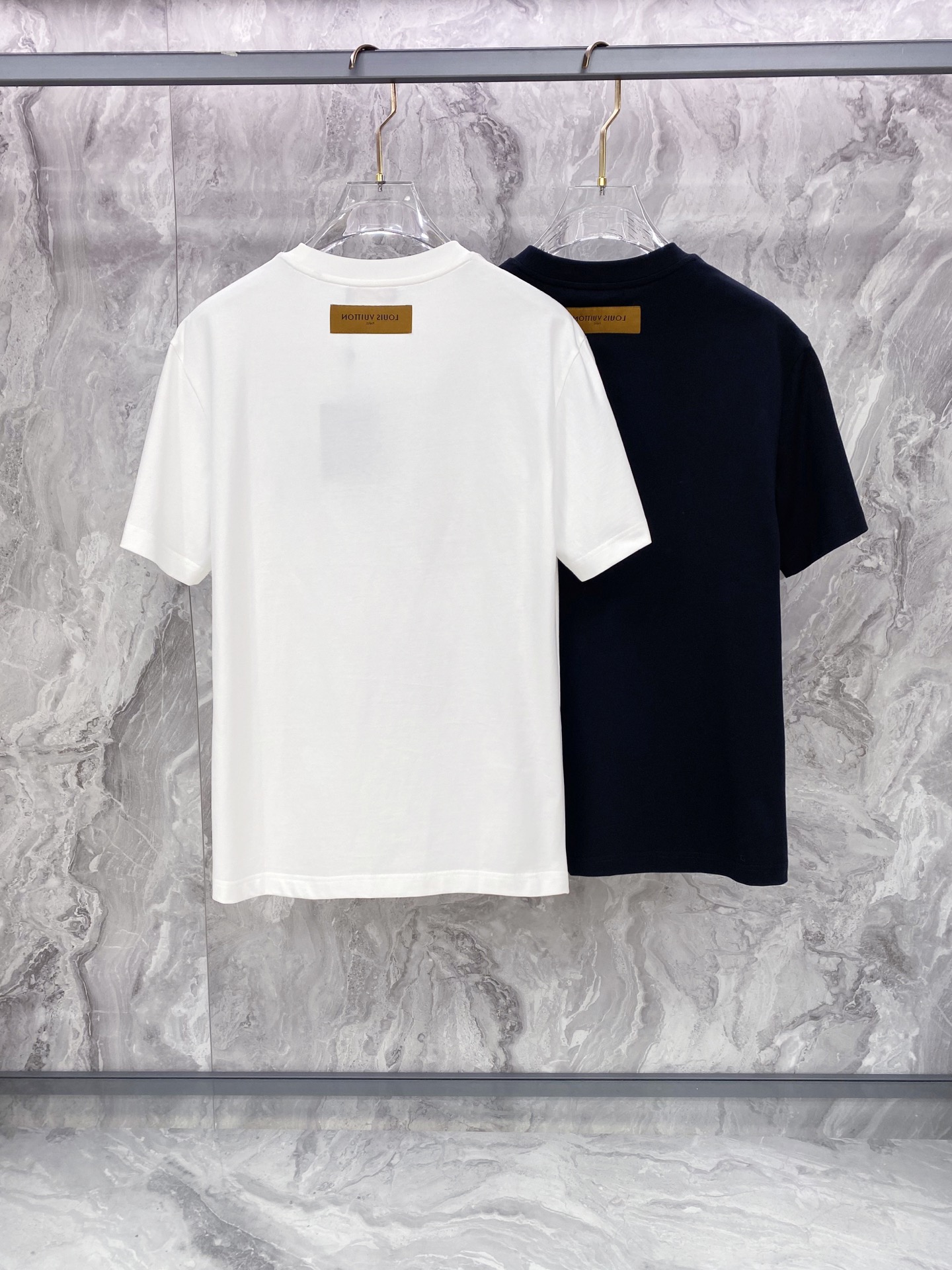 LV 2026ss 春夏新款首发专柜最新款短袖圆领T恤 高端订制 设计前卫时尚！品牌logo重工艺设计 