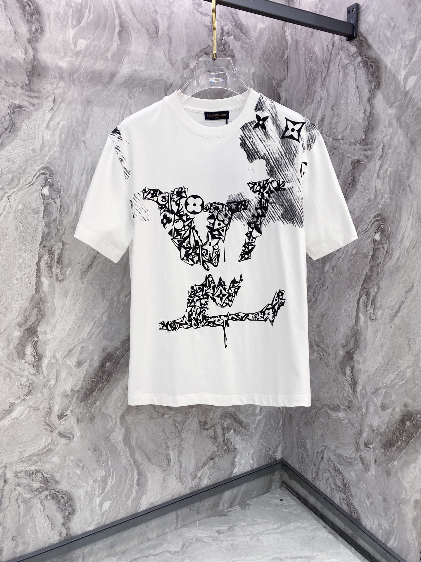 LV 2026ss 春夏新款首发专柜最新款短袖圆领T恤 高端订制 设计前卫时尚！品牌logo重工艺设计 