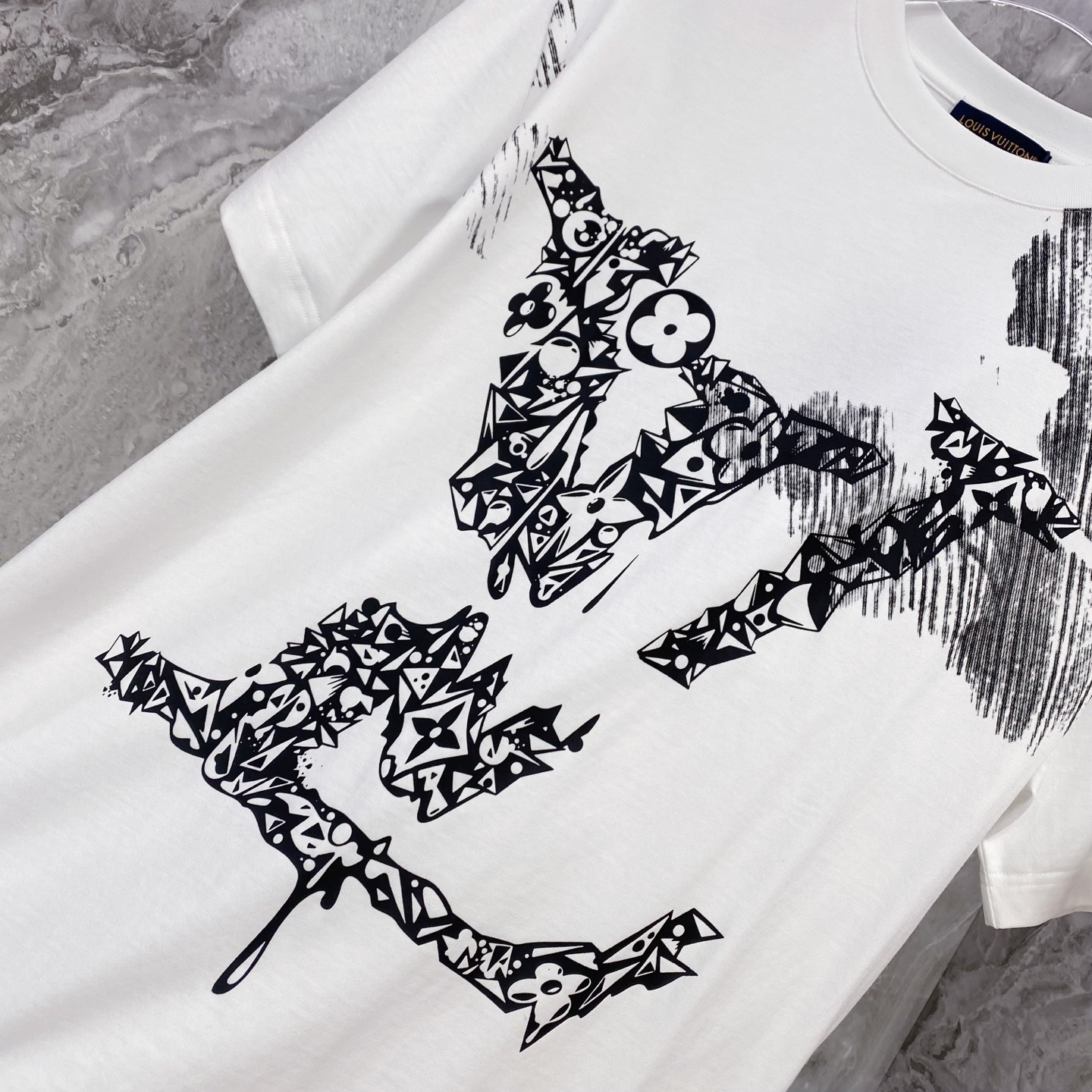 LV 2026ss 春夏新款首发专柜最新款短袖圆领T恤 高端订制 设计前卫时尚！品牌logo重工艺设计 