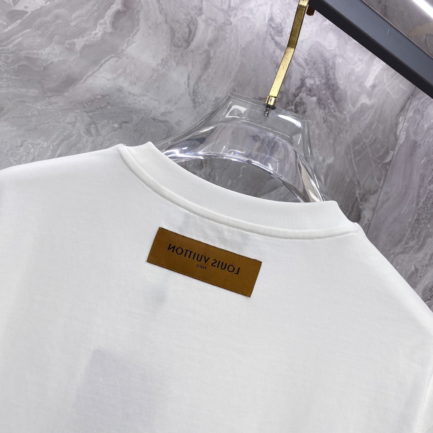 LV 2026ss 春夏新款首发专柜最新款短袖圆领T恤 高端订制 设计前卫时尚！品牌logo重工艺设计 