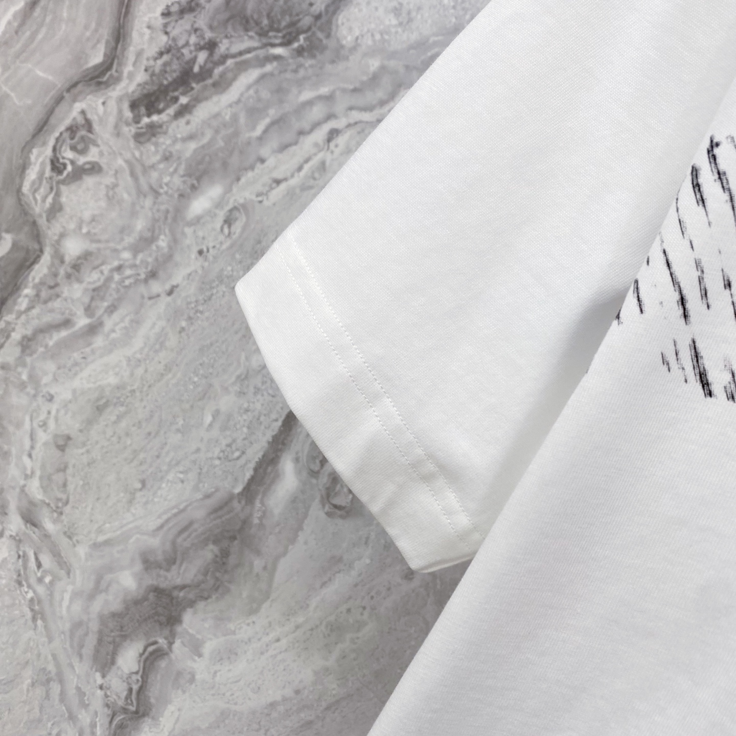 LV 2026ss 春夏新款首发专柜最新款短袖圆领T恤 高端订制 设计前卫时尚！品牌logo重工艺设计 