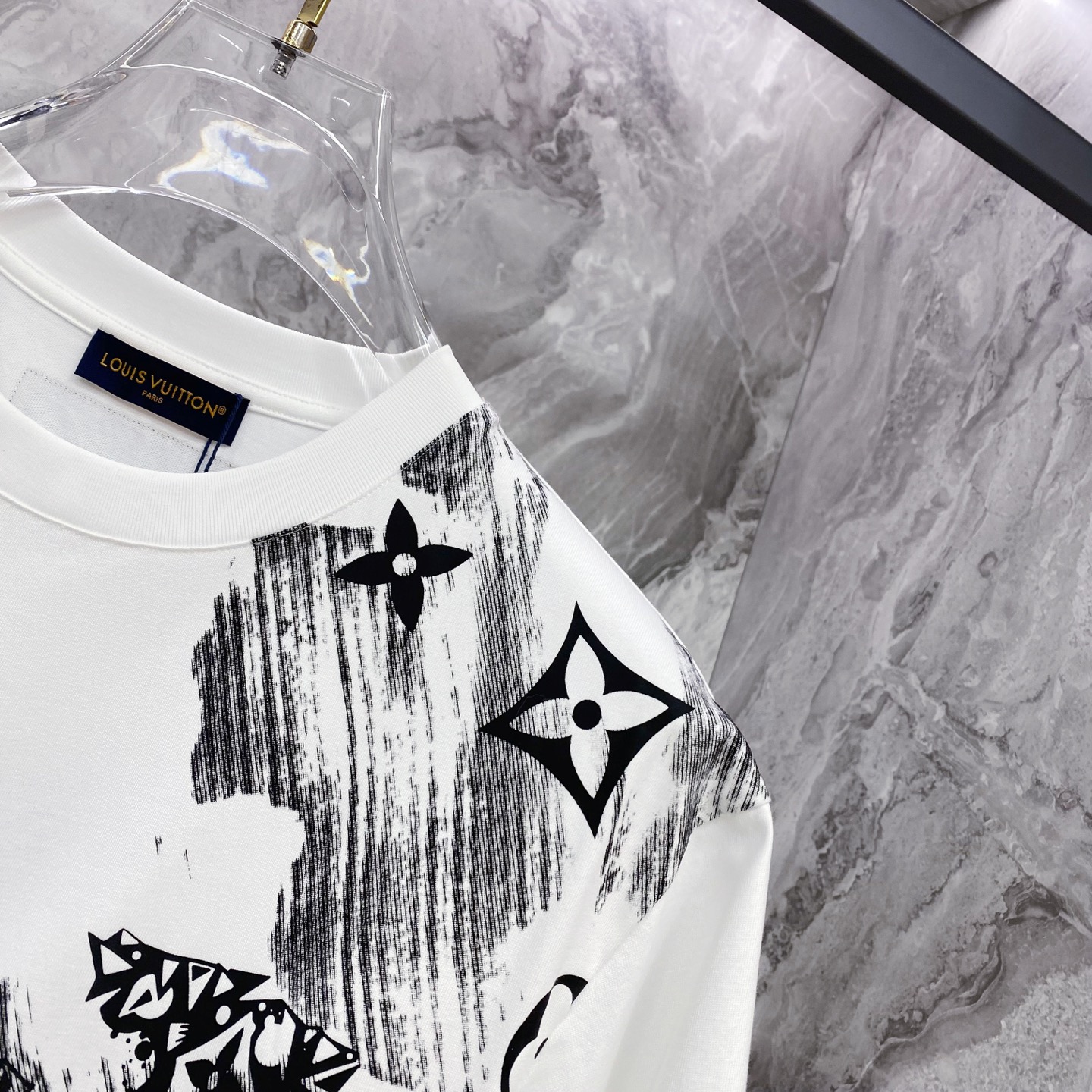 LV 2026ss 春夏新款首发专柜最新款短袖圆领T恤 高端订制 设计前卫时尚！品牌logo重工艺设计 