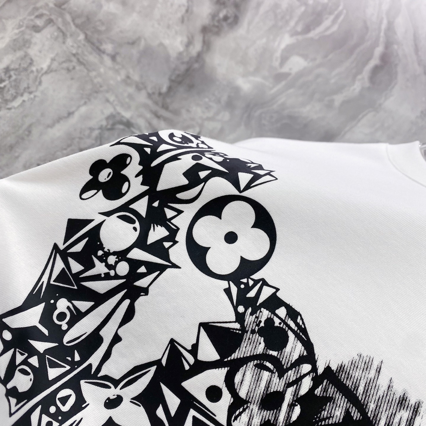 LV 2026ss 春夏新款首发专柜最新款短袖圆领T恤 高端订制 设计前卫时尚！品牌logo重工艺设计 