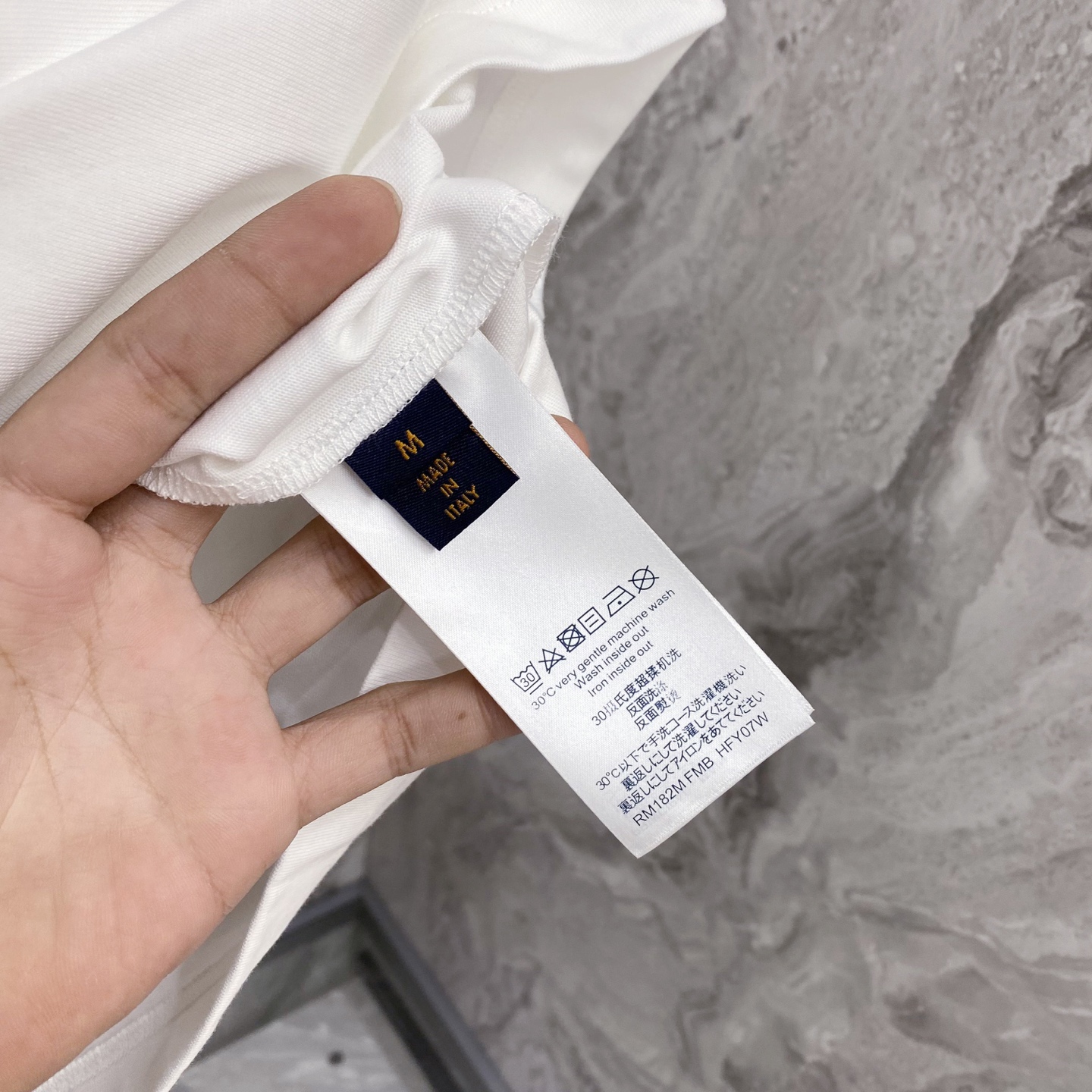 LV 2026ss 春夏新款首发专柜最新款短袖圆领T恤 高端订制 设计前卫时尚！品牌logo重工艺设计 