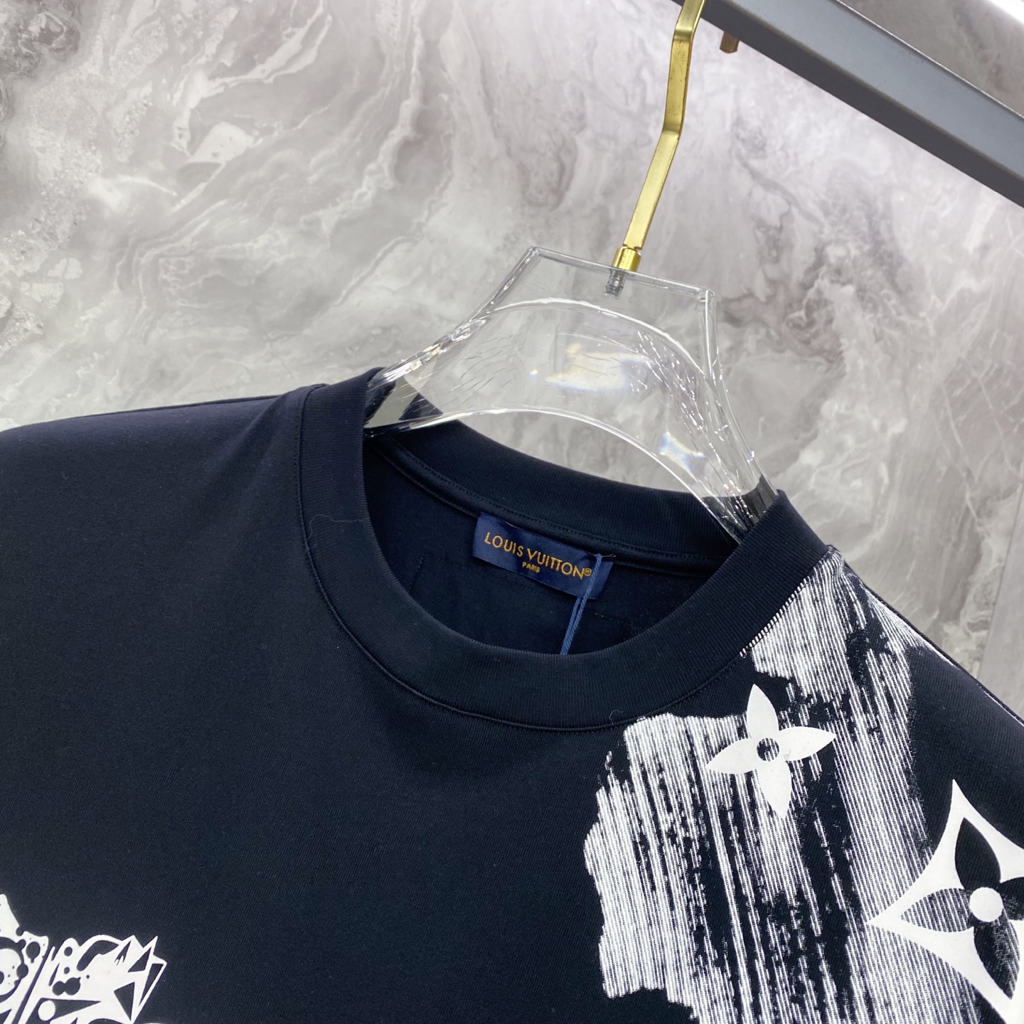 LV 2026ss 春夏新款首发专柜最新款短袖圆领T恤 高端订制 设计前卫时尚！品牌logo重工艺设计 