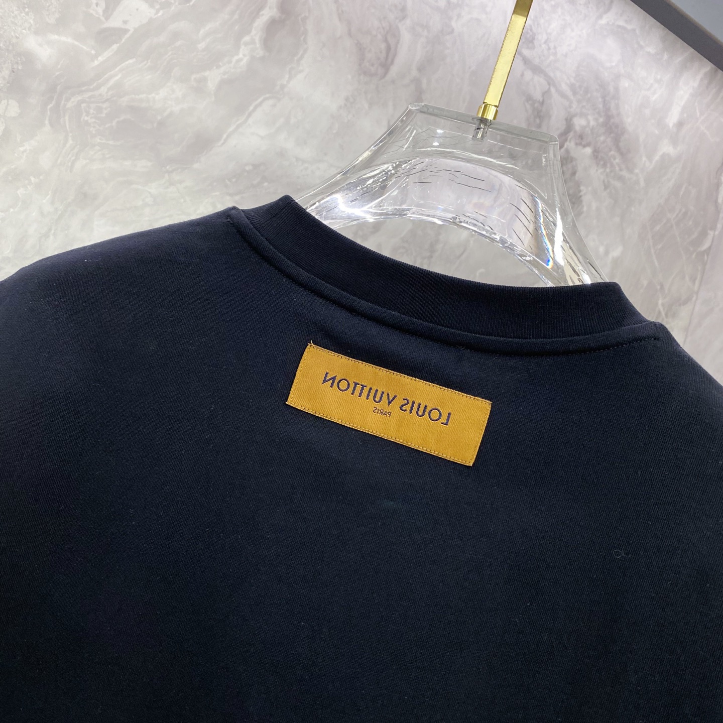 LV 2026ss 春夏新款首发专柜最新款短袖圆领T恤 高端订制 设计前卫时尚！品牌logo重工艺设计 