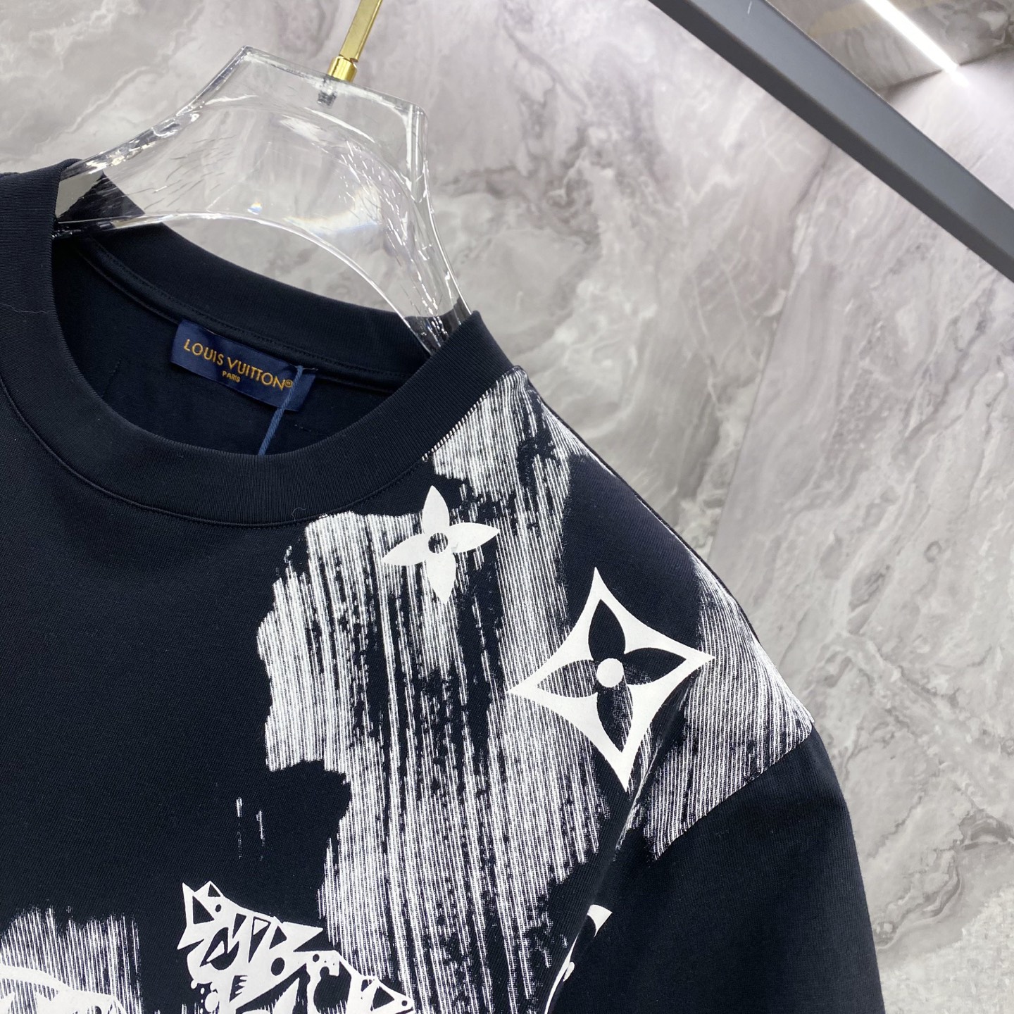 LV 2026ss 春夏新款首发专柜最新款短袖圆领T恤 高端订制 设计前卫时尚！品牌logo重工艺设计 