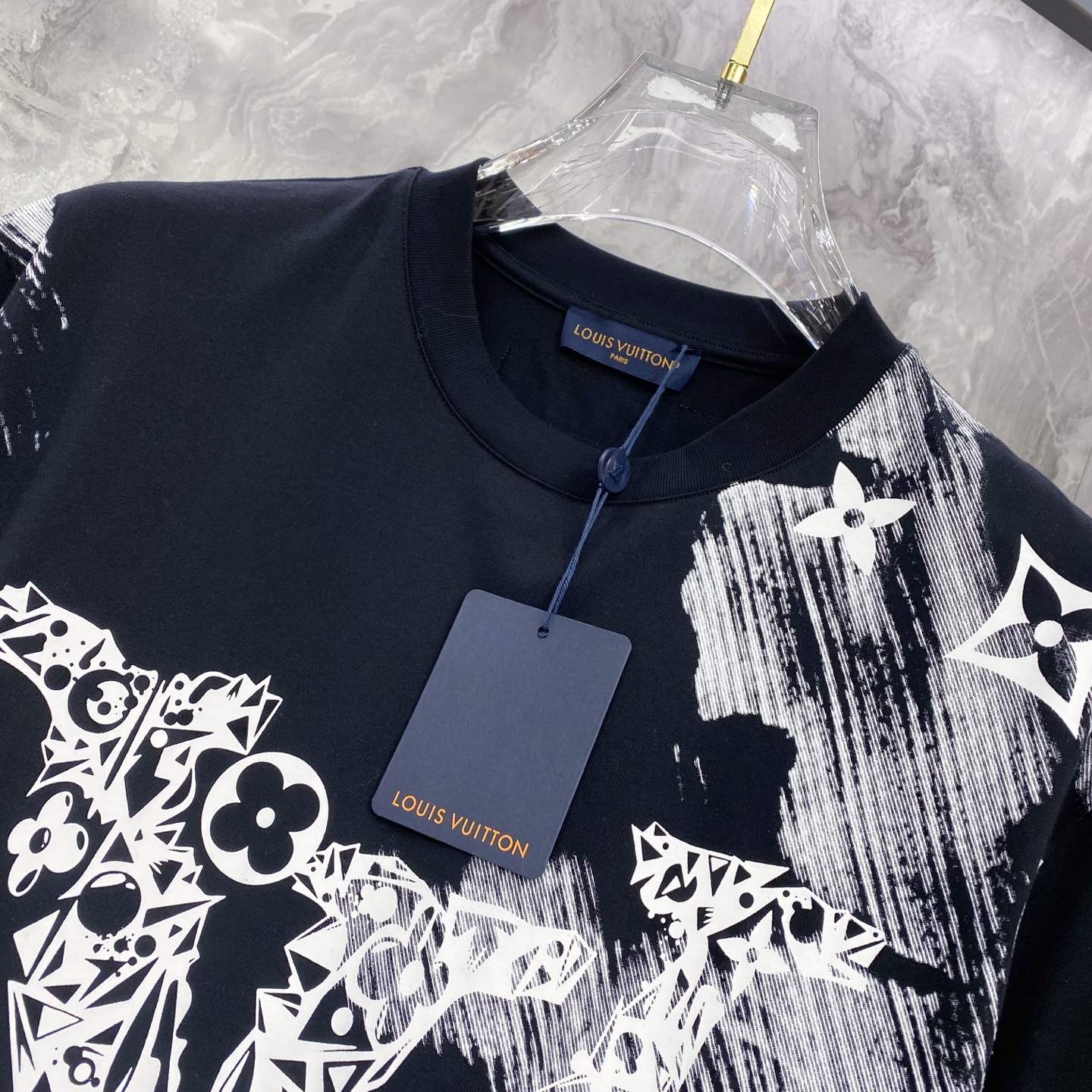 LV 2026ss 春夏新款首发专柜最新款短袖圆领T恤 高端订制 设计前卫时尚！品牌logo重工艺设计 