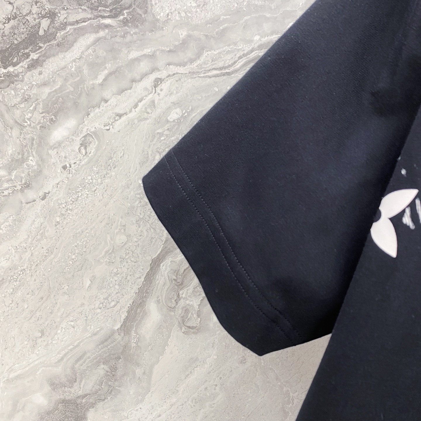 LV 2026ss 春夏新款首发专柜最新款短袖圆领T恤 高端订制 设计前卫时尚！品牌logo重工艺设计 