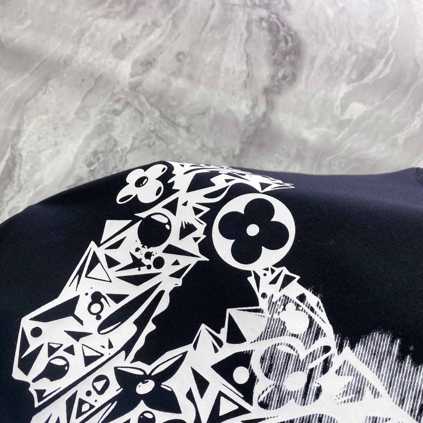 LV 2026ss 春夏新款首发专柜最新款短袖圆领T恤 高端订制 设计前卫时尚！品牌logo重工艺设计 