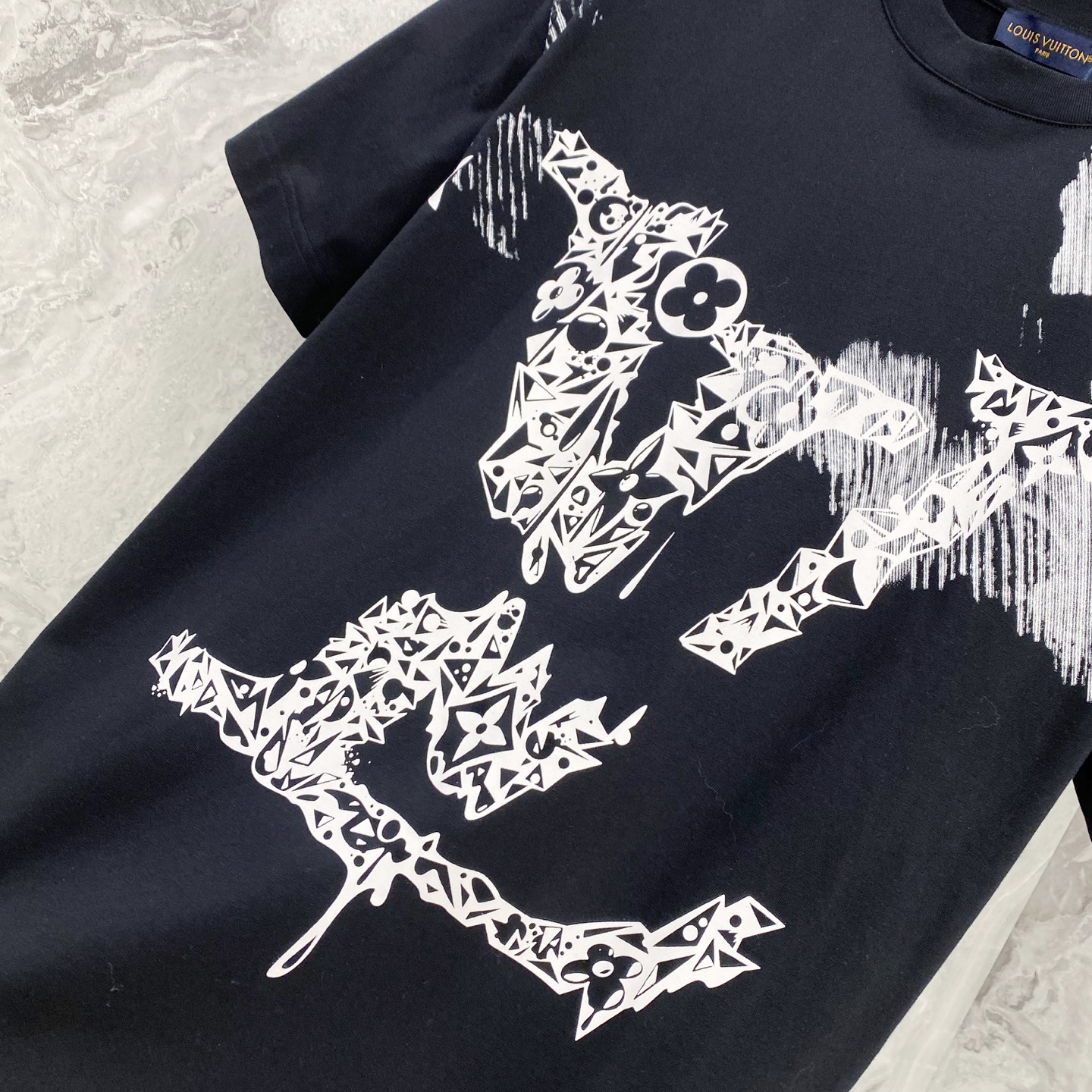 LV 2026ss 春夏新款首发专柜最新款短袖圆领T恤 高端订制 设计前卫时尚！品牌logo重工艺设计 