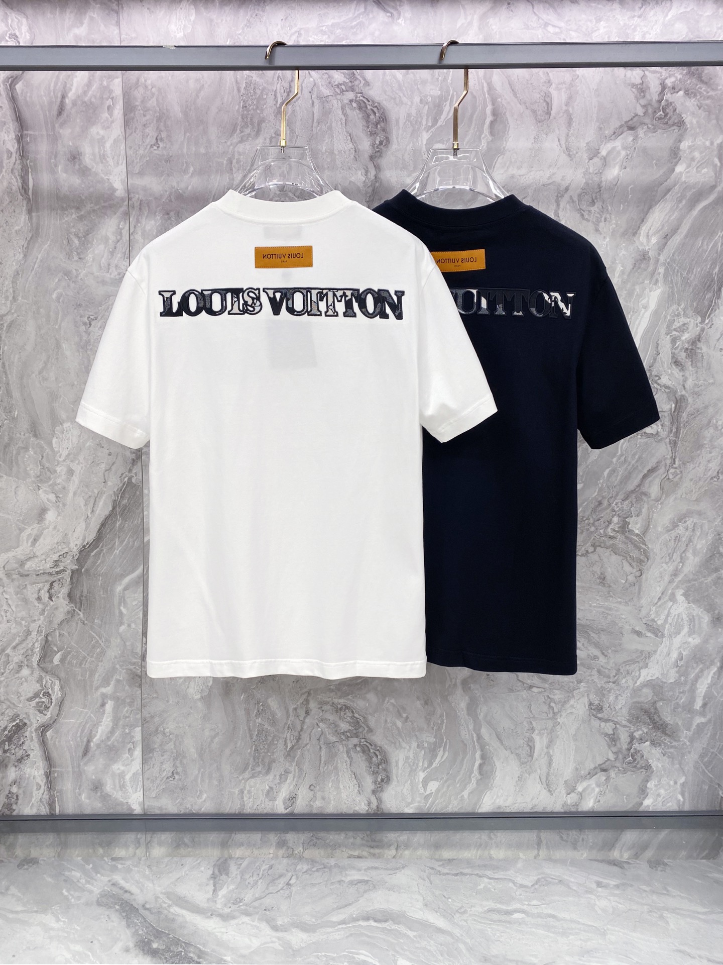 LV 2026ss 春夏新款首发专柜最新款短袖圆领T恤 高端订制 设计前卫时尚！品牌logo重工艺设计 