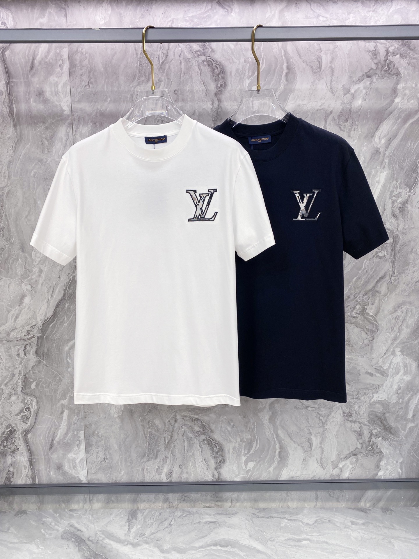 LV 2026ss 春夏新款首发专柜最新款短袖圆领T恤 高端订制 设计前卫时尚！品牌logo重工艺设计 