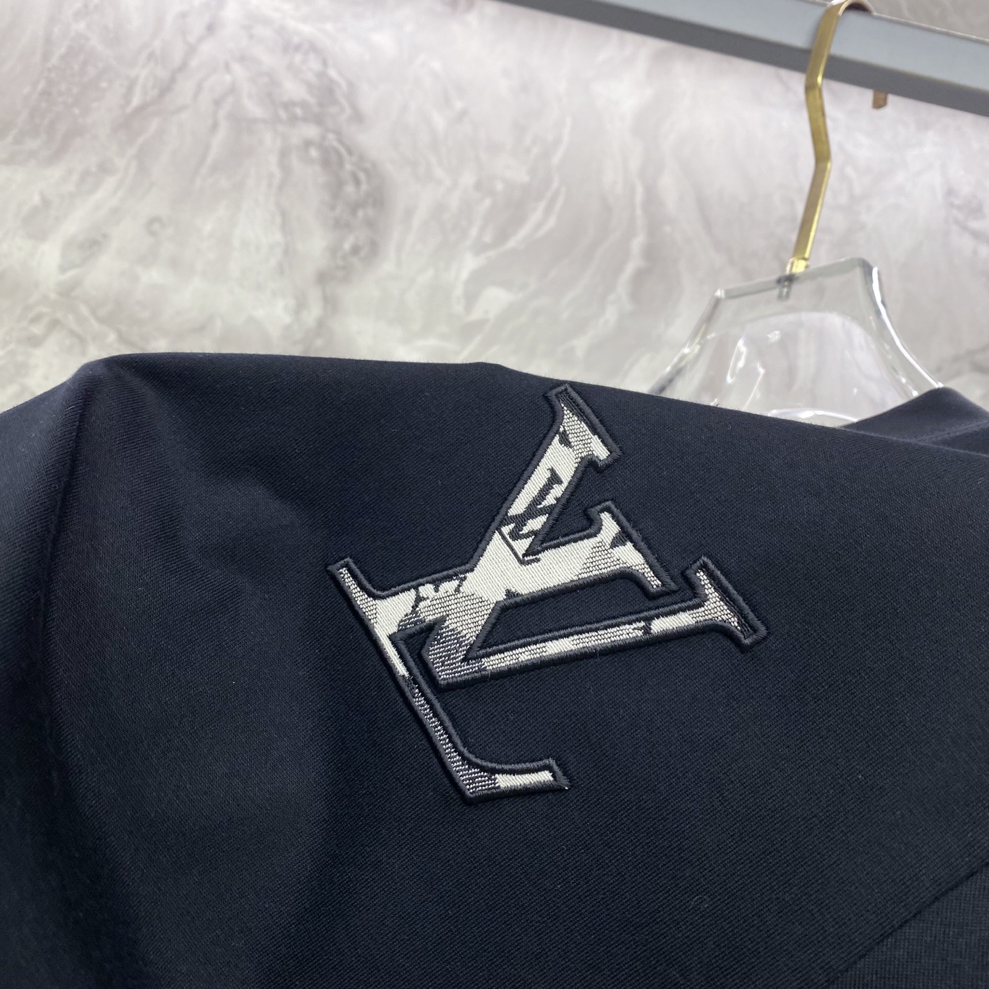 LV 2026ss 春夏新款首发专柜最新款短袖圆领T恤 高端订制 设计前卫时尚！品牌logo重工艺设计 