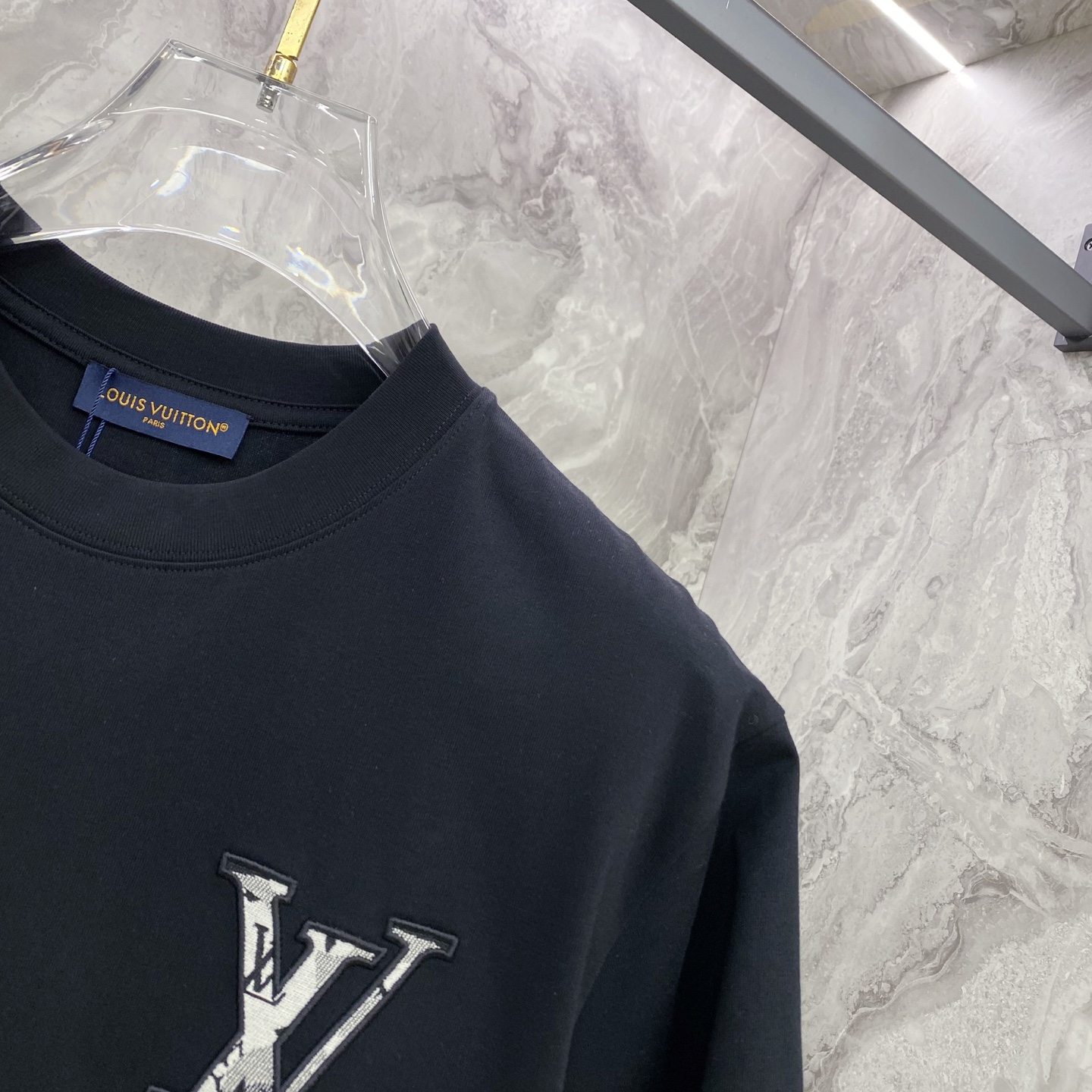 LV 2026ss 春夏新款首发专柜最新款短袖圆领T恤 高端订制 设计前卫时尚！品牌logo重工艺设计 