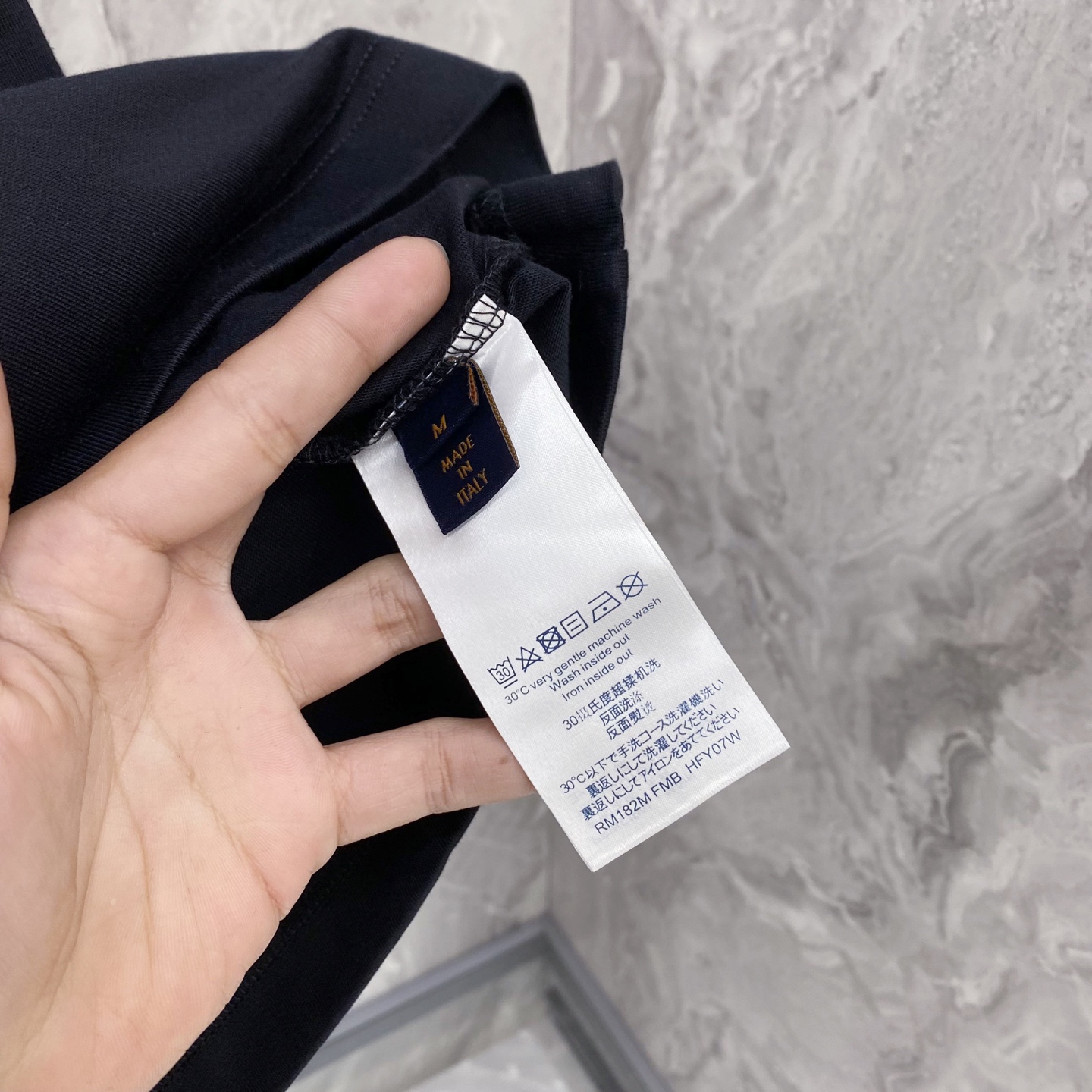 LV 2026ss 春夏新款首发专柜最新款短袖圆领T恤 高端订制 设计前卫时尚！品牌logo重工艺设计 