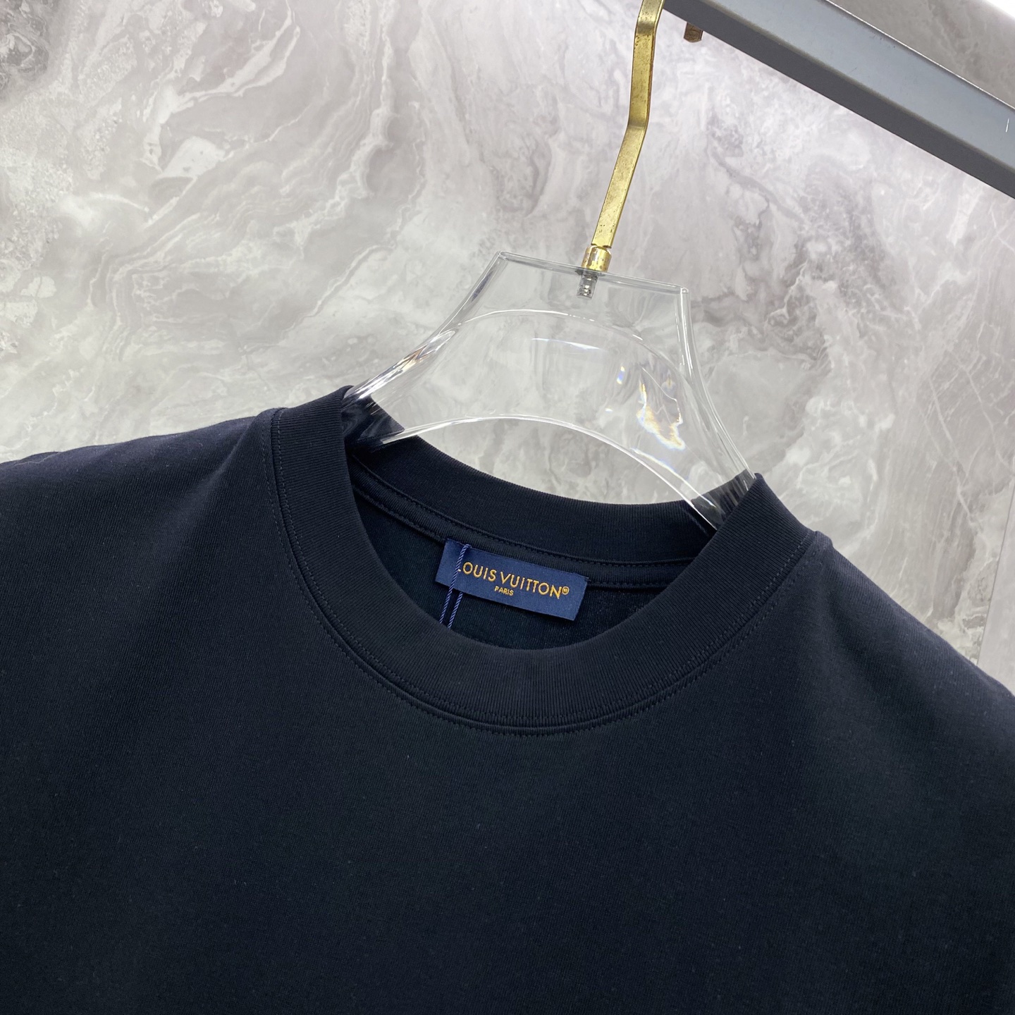 LV 2026ss 春夏新款首发专柜最新款短袖圆领T恤 高端订制 设计前卫时尚！品牌logo重工艺设计 