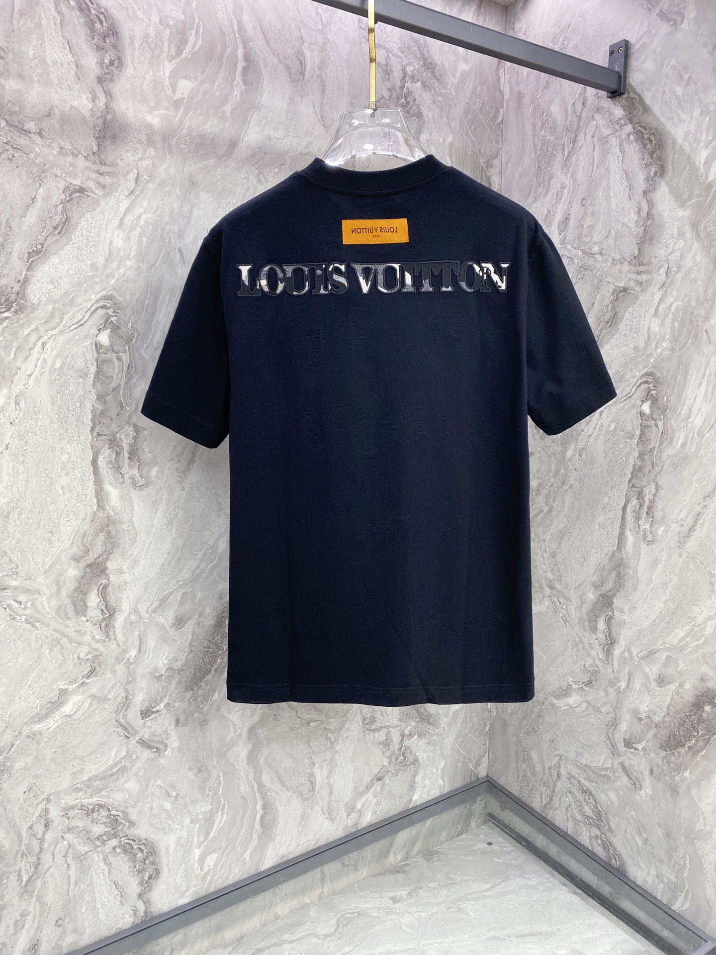 LV 2026ss 春夏新款首发专柜最新款短袖圆领T恤 高端订制 设计前卫时尚！品牌logo重工艺设计 