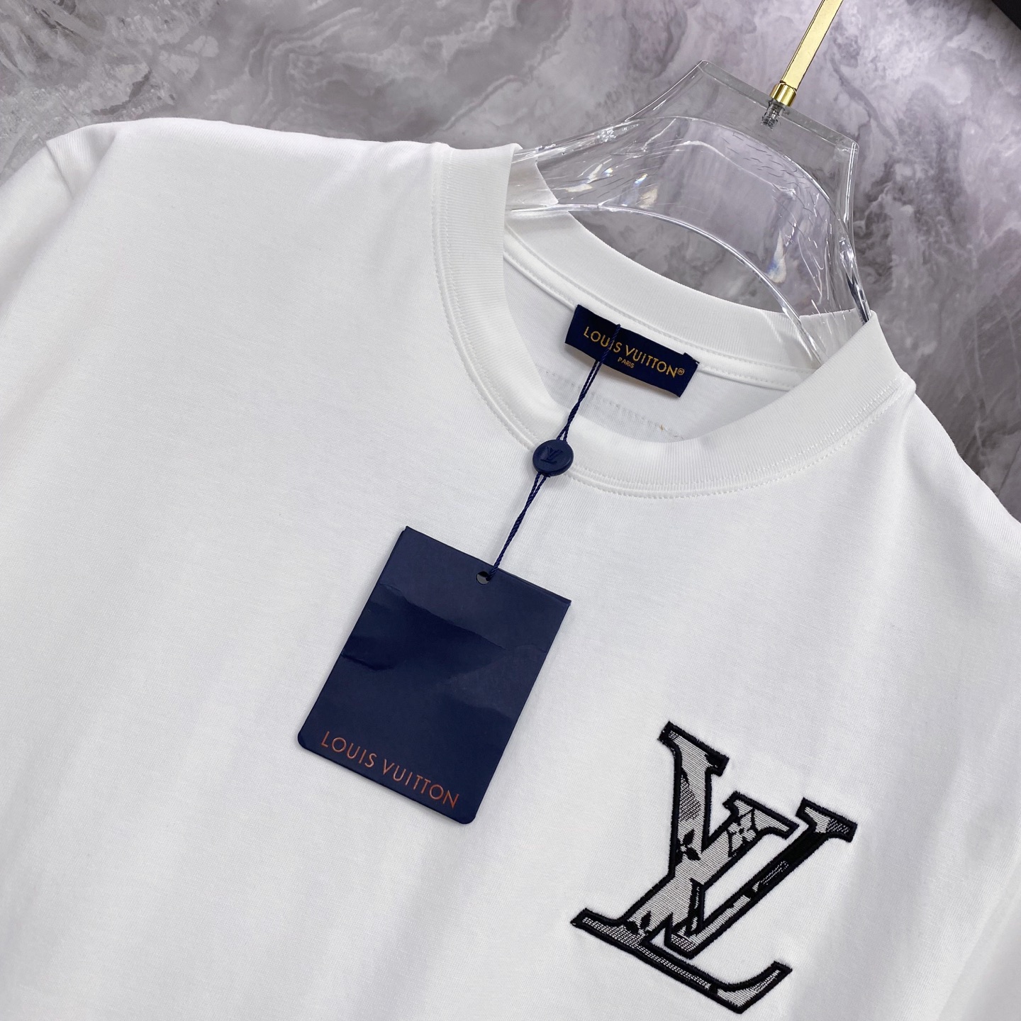 LV 2026ss 春夏新款首发专柜最新款短袖圆领T恤 高端订制 设计前卫时尚！品牌logo重工艺设计 