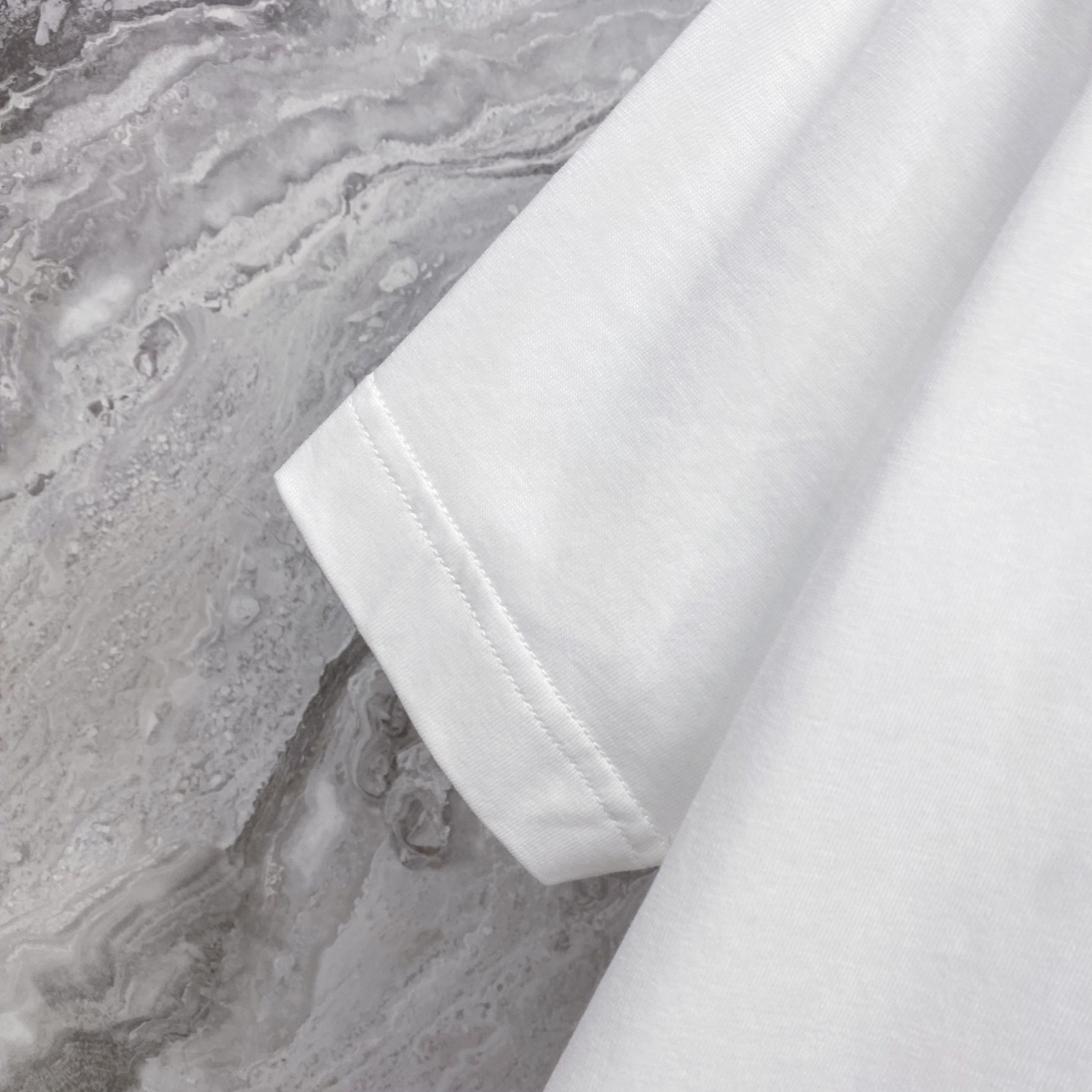 LV 2026ss 春夏新款首发专柜最新款短袖圆领T恤 高端订制 设计前卫时尚！品牌logo重工艺设计 