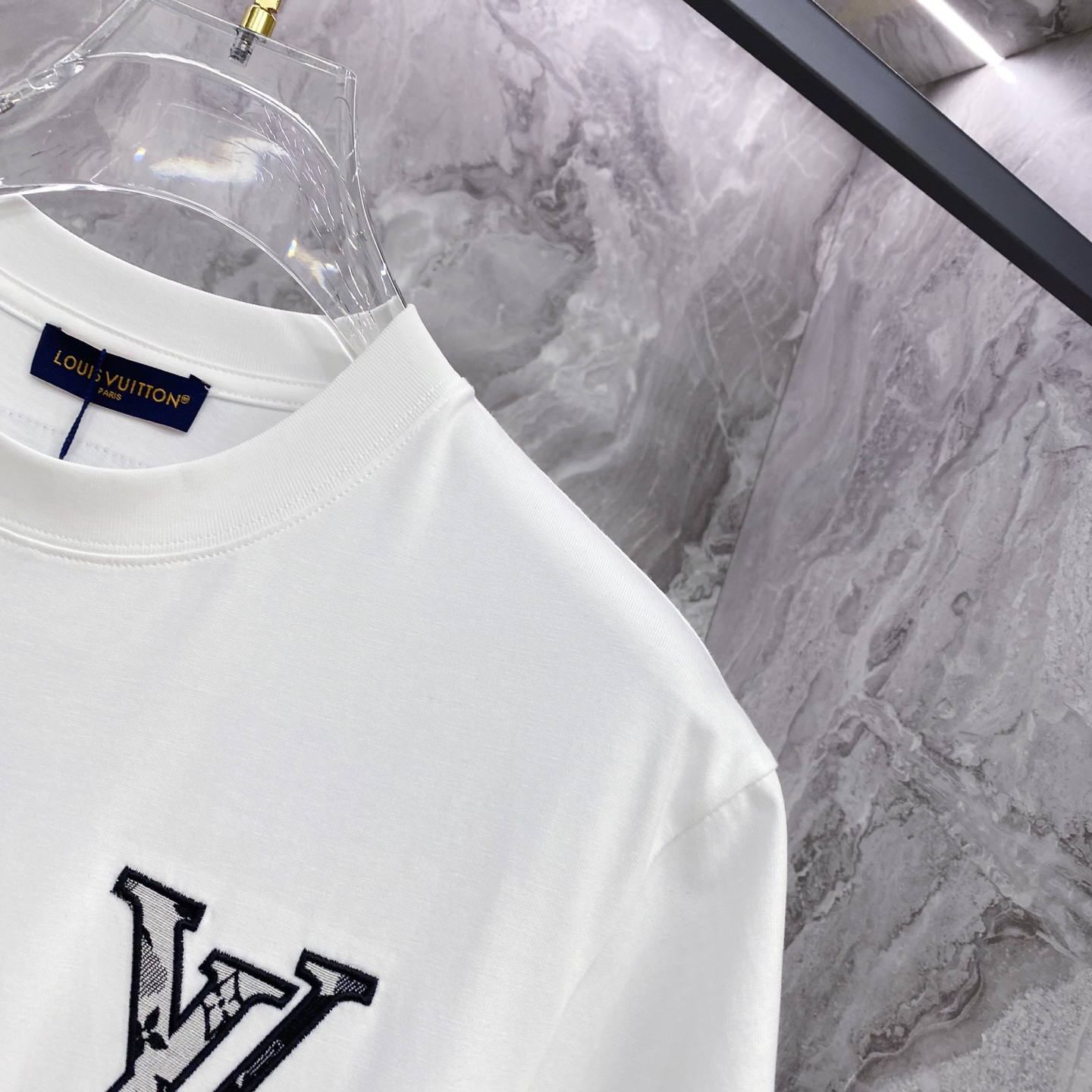 LV 2026ss 春夏新款首发专柜最新款短袖圆领T恤 高端订制 设计前卫时尚！品牌logo重工艺设计 