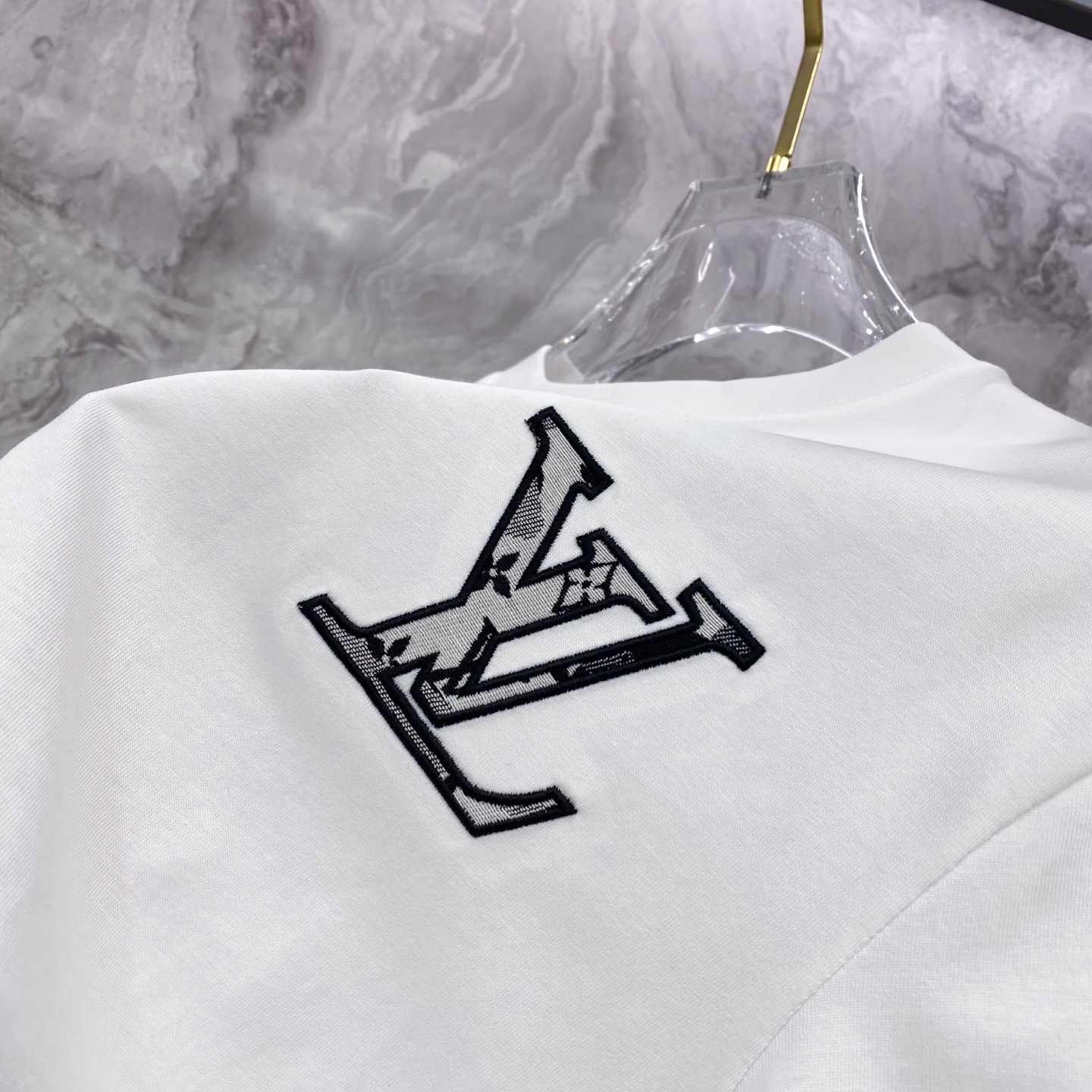 LV 2026ss 春夏新款首发专柜最新款短袖圆领T恤 高端订制 设计前卫时尚！品牌logo重工艺设计 