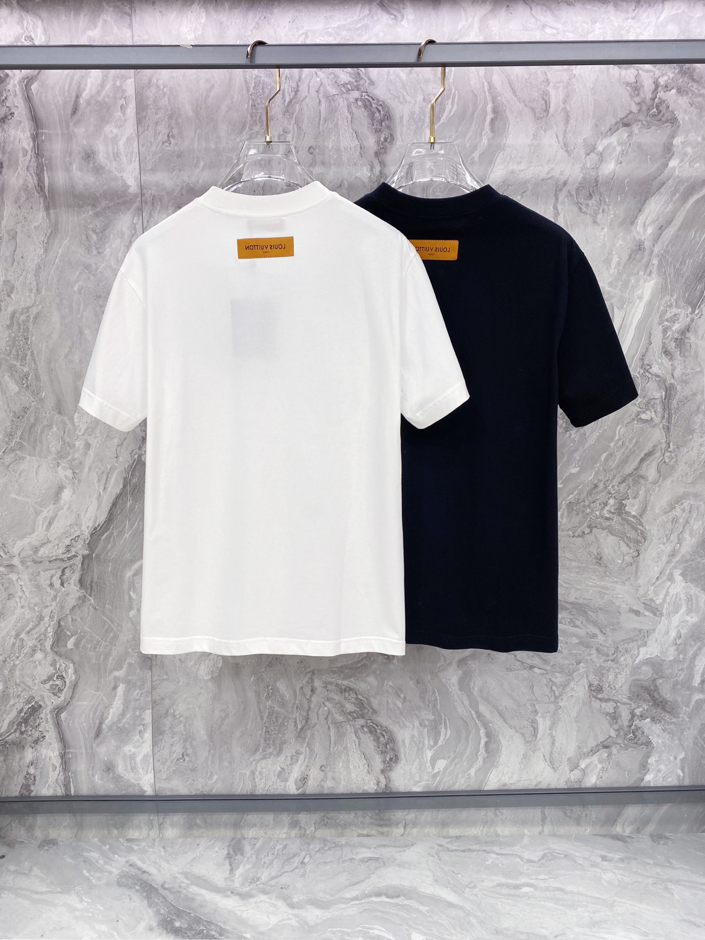 LV 2026ss 春夏新款首发专柜最新款短袖圆领T恤 高端订制 设计前卫时尚！品牌logo重工艺设计 