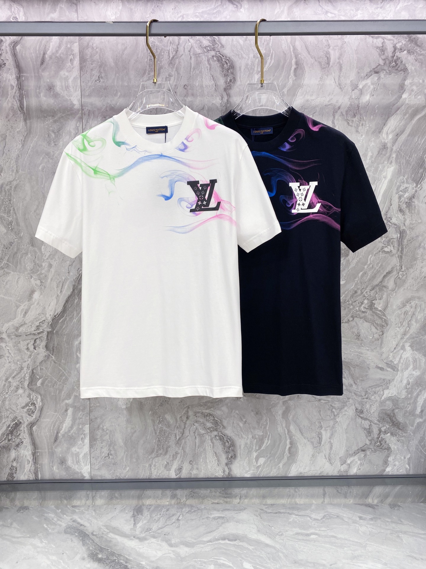 LV 2026ss 春夏新款首发专柜最新款短袖圆领T恤 高端订制 设计前卫时尚！品牌logo重工艺设计 
