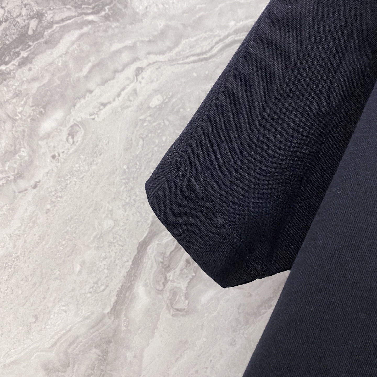 LV 2026ss 春夏新款首发专柜最新款短袖圆领T恤 高端订制 设计前卫时尚！品牌logo重工艺设计 