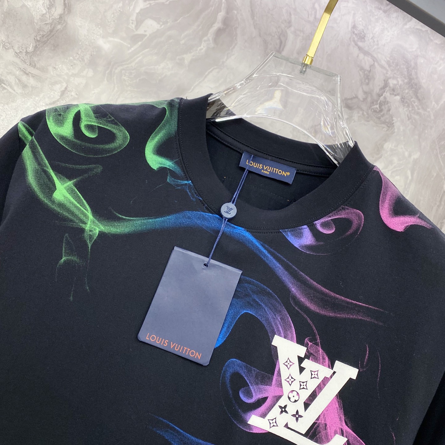 LV 2026ss 春夏新款首发专柜最新款短袖圆领T恤 高端订制 设计前卫时尚！品牌logo重工艺设计 