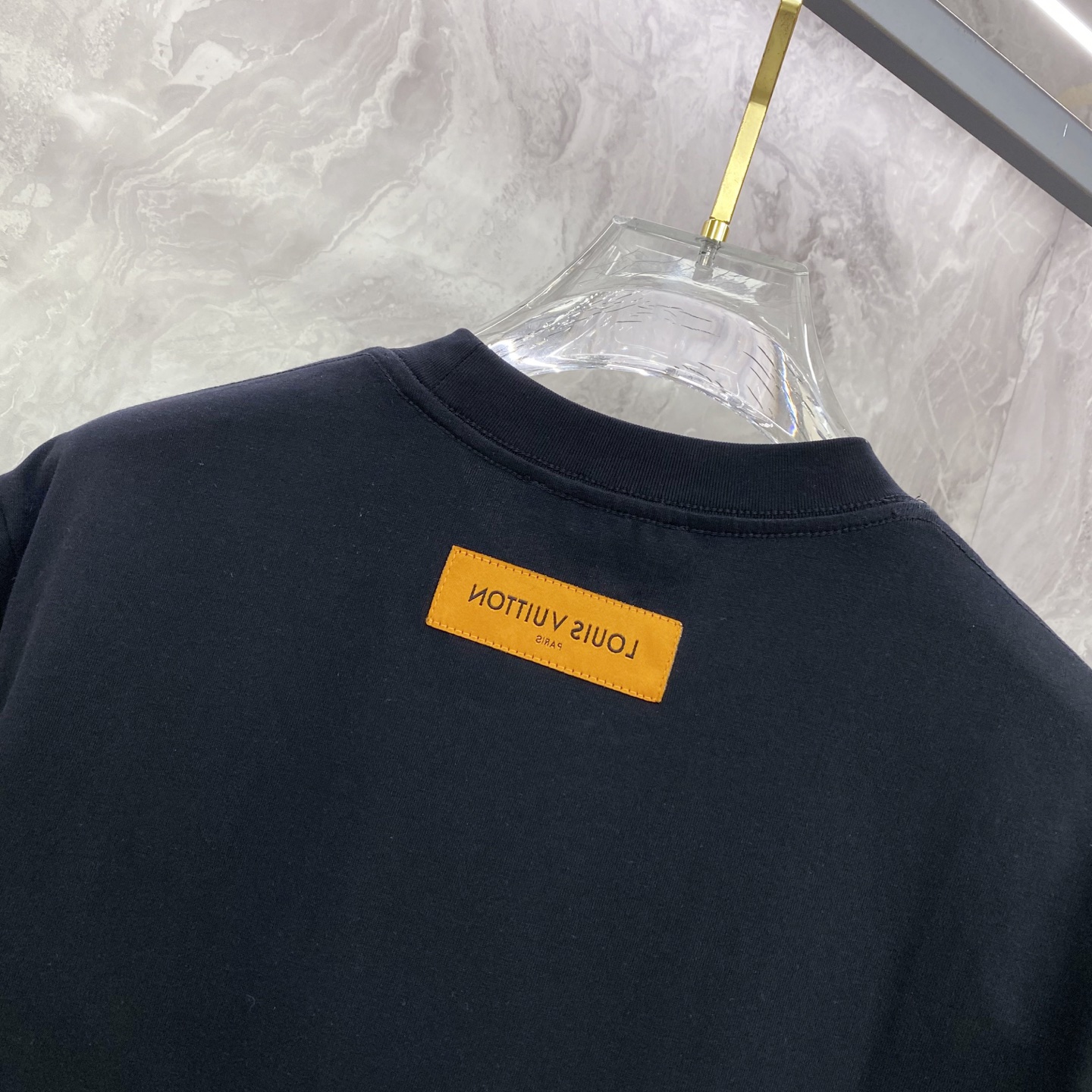 LV 2026ss 春夏新款首发专柜最新款短袖圆领T恤 高端订制 设计前卫时尚！品牌logo重工艺设计 