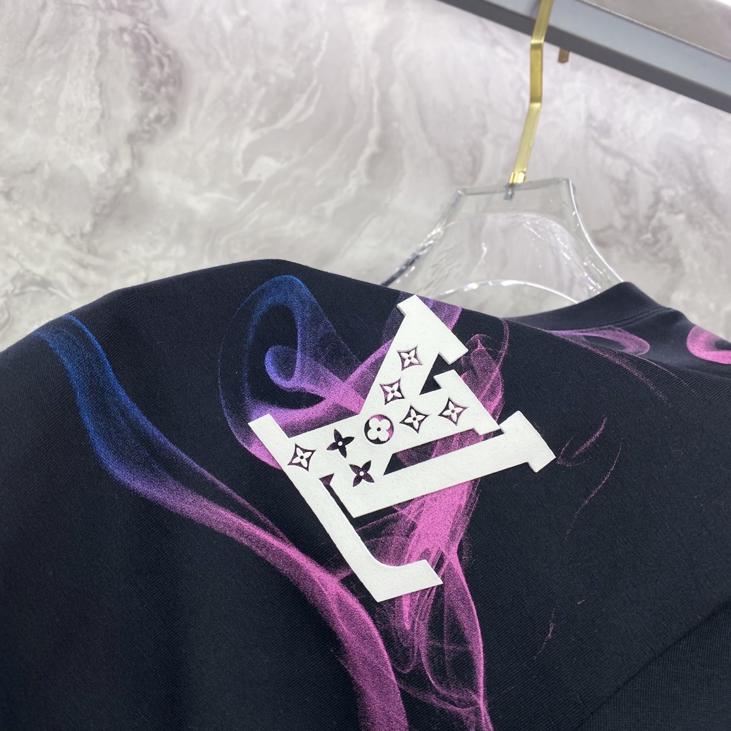 LV 2026ss 春夏新款首发专柜最新款短袖圆领T恤 高端订制 设计前卫时尚！品牌logo重工艺设计 