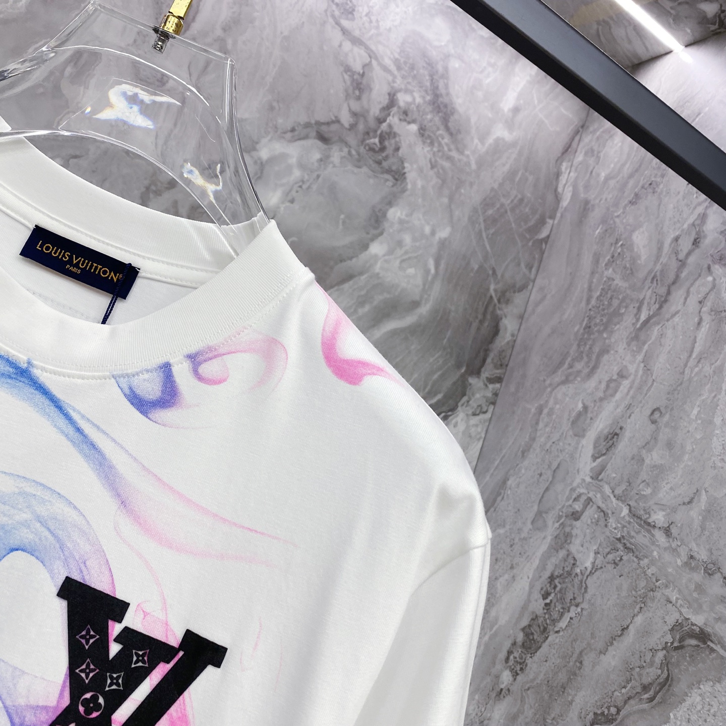 LV 2026ss 春夏新款首发专柜最新款短袖圆领T恤 高端订制 设计前卫时尚！品牌logo重工艺设计 