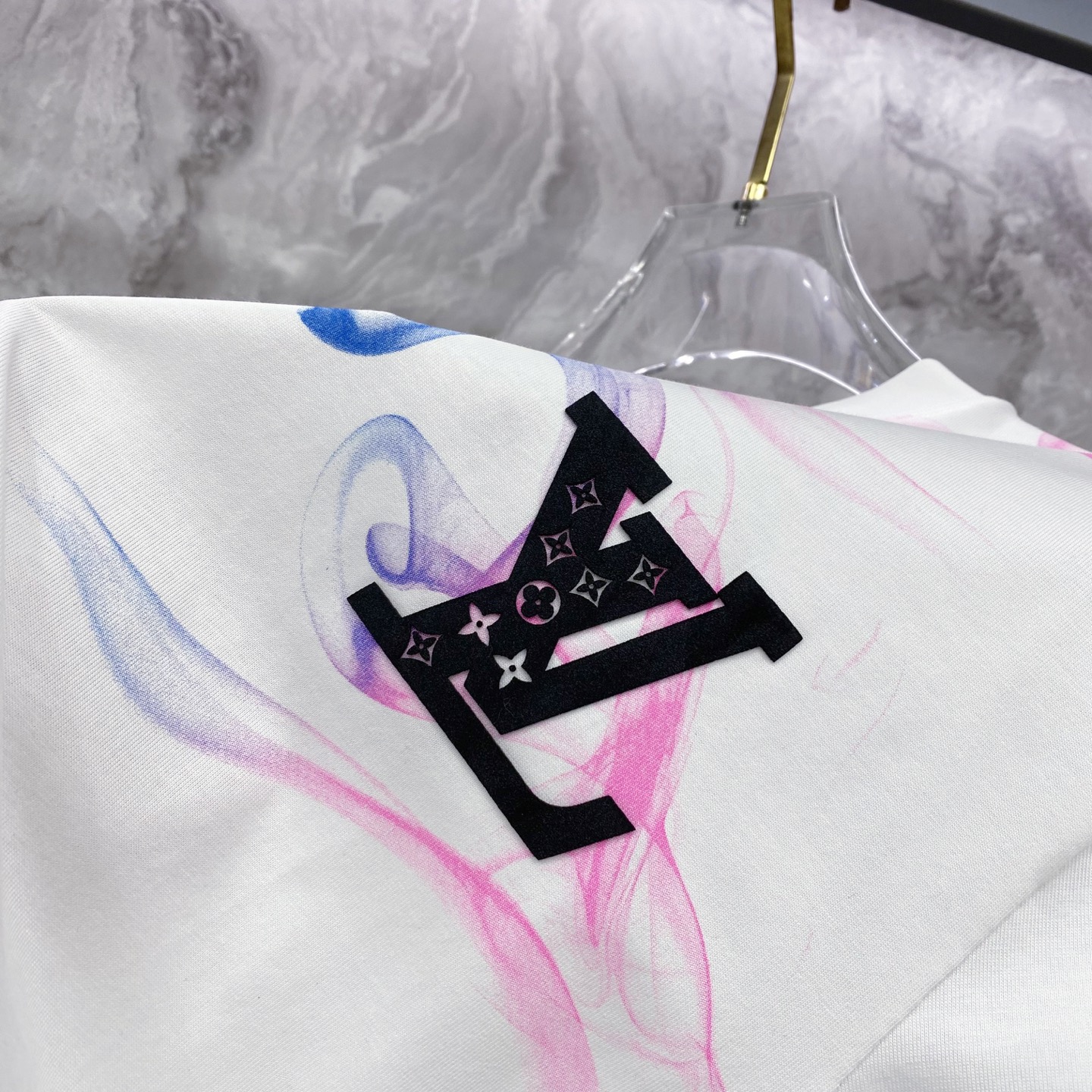 LV 2026ss 春夏新款首发专柜最新款短袖圆领T恤 高端订制 设计前卫时尚！品牌logo重工艺设计 