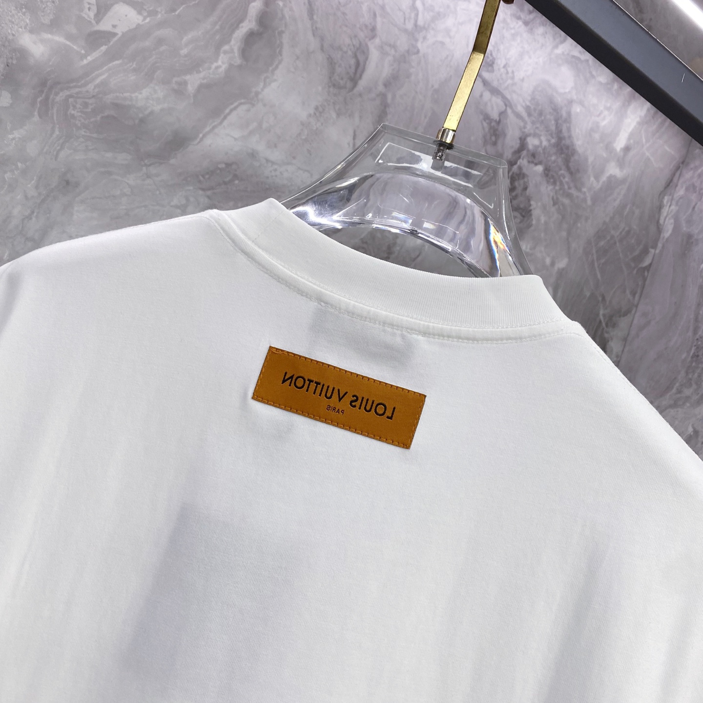 LV 2026ss 春夏新款首发专柜最新款短袖圆领T恤 高端订制 设计前卫时尚！品牌logo重工艺设计 