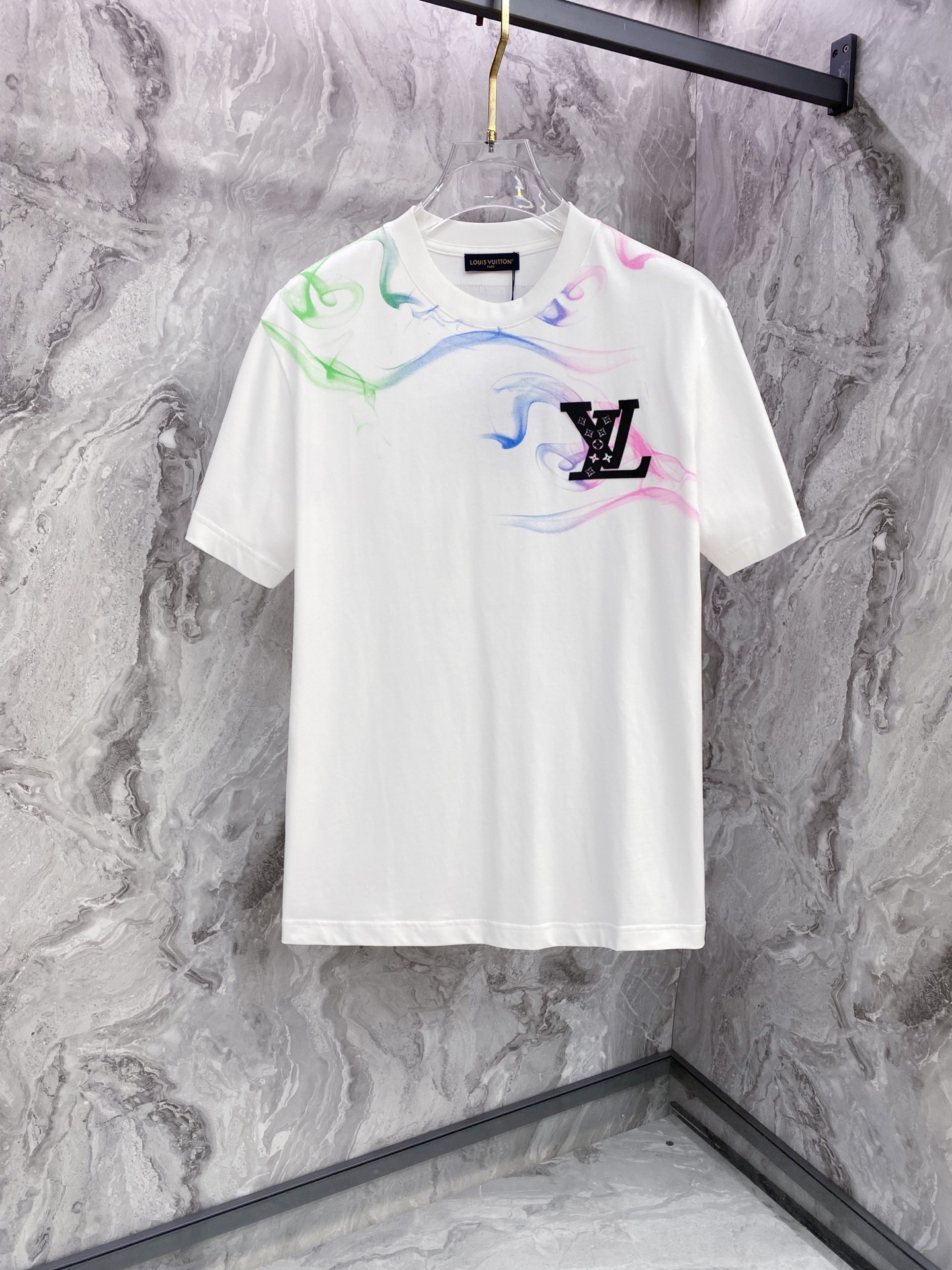 LV 2026ss 春夏新款首发专柜最新款短袖圆领T恤 高端订制 设计前卫时尚！品牌logo重工艺设计 