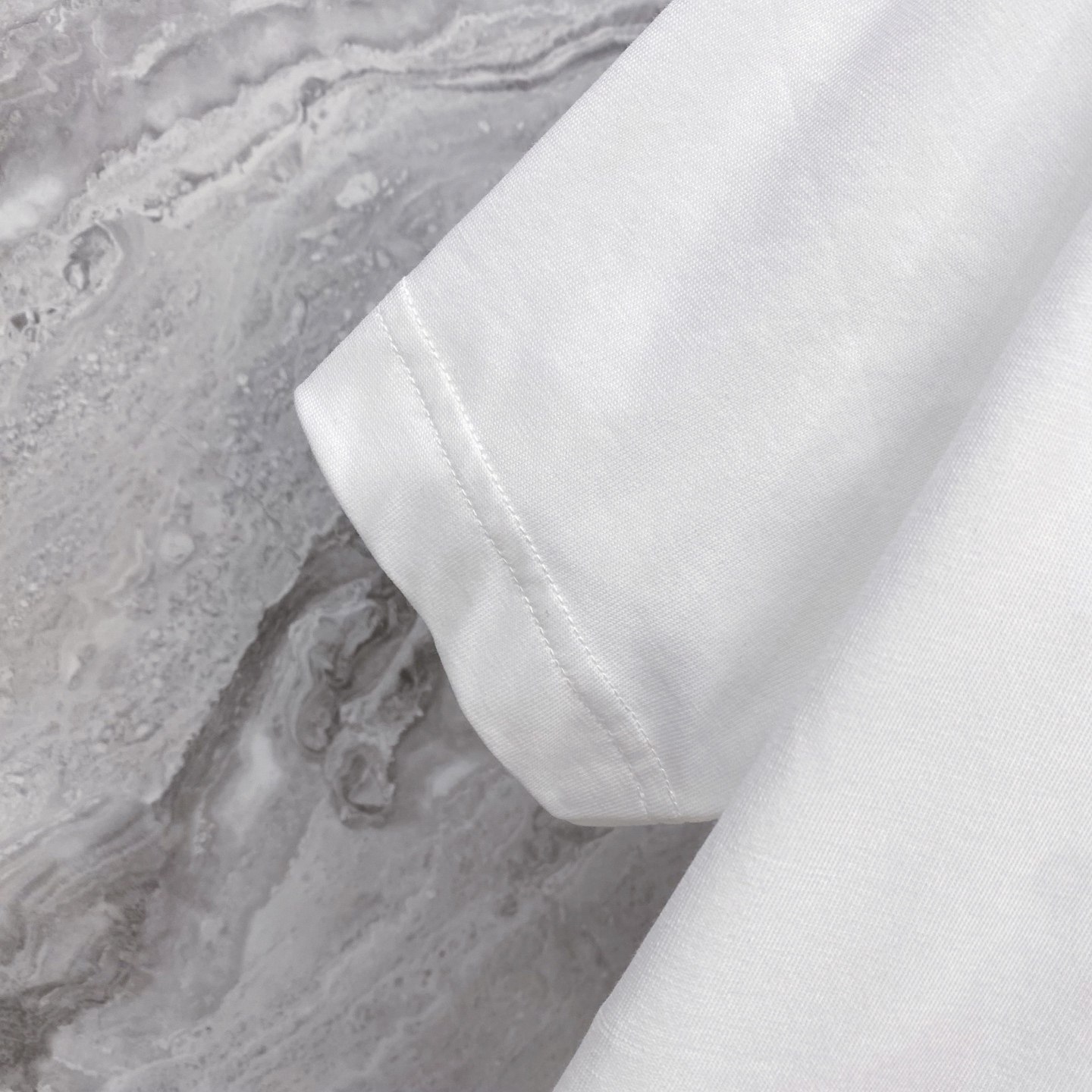 LV 2026ss 春夏新款首发专柜最新款短袖圆领T恤 高端订制 设计前卫时尚！品牌logo重工艺设计 